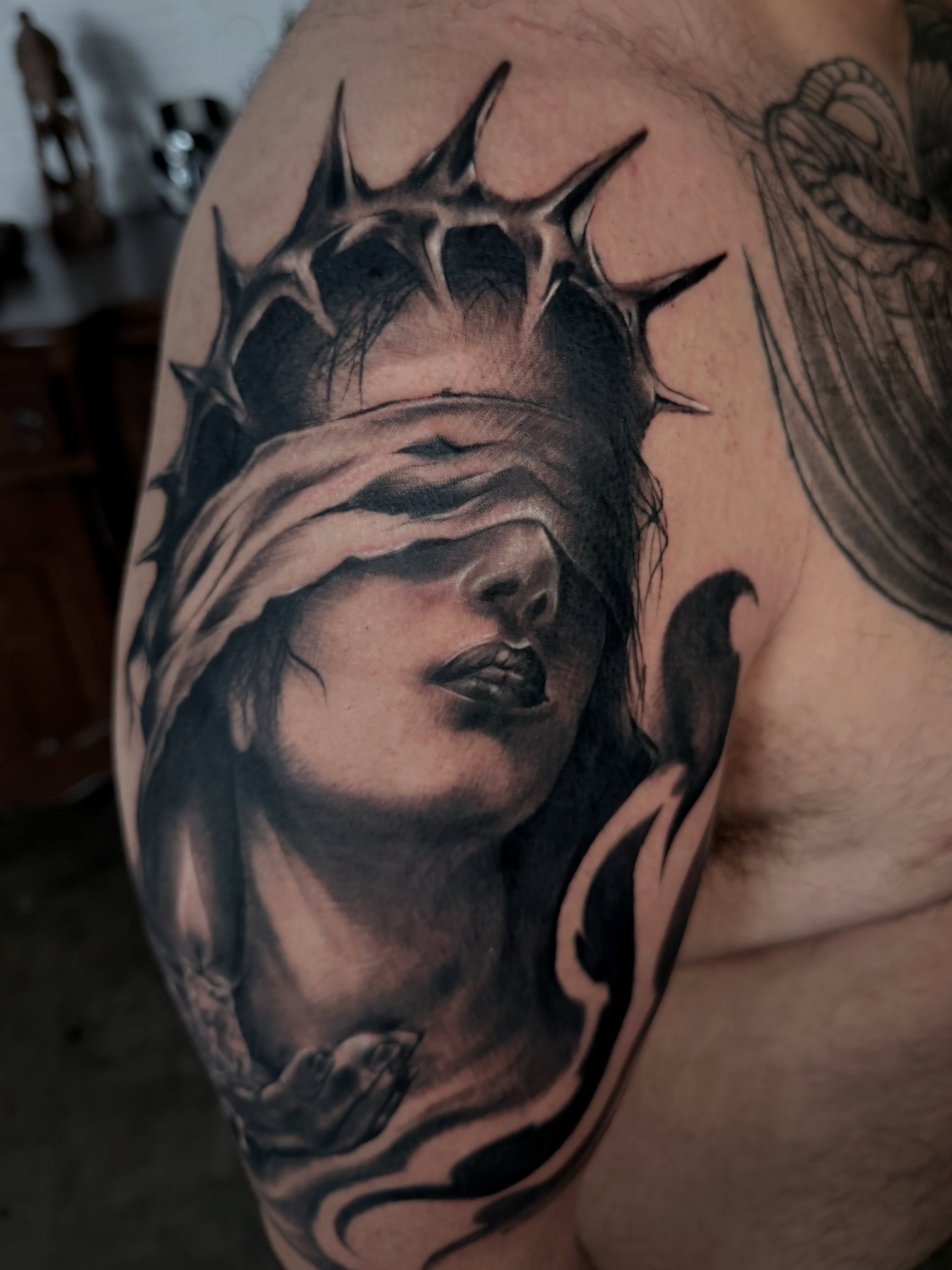 Blindfolded woman realism tattoo on the shoulder by Jackse π§πΌββοΈ Tattoos π§πΌββοΈ