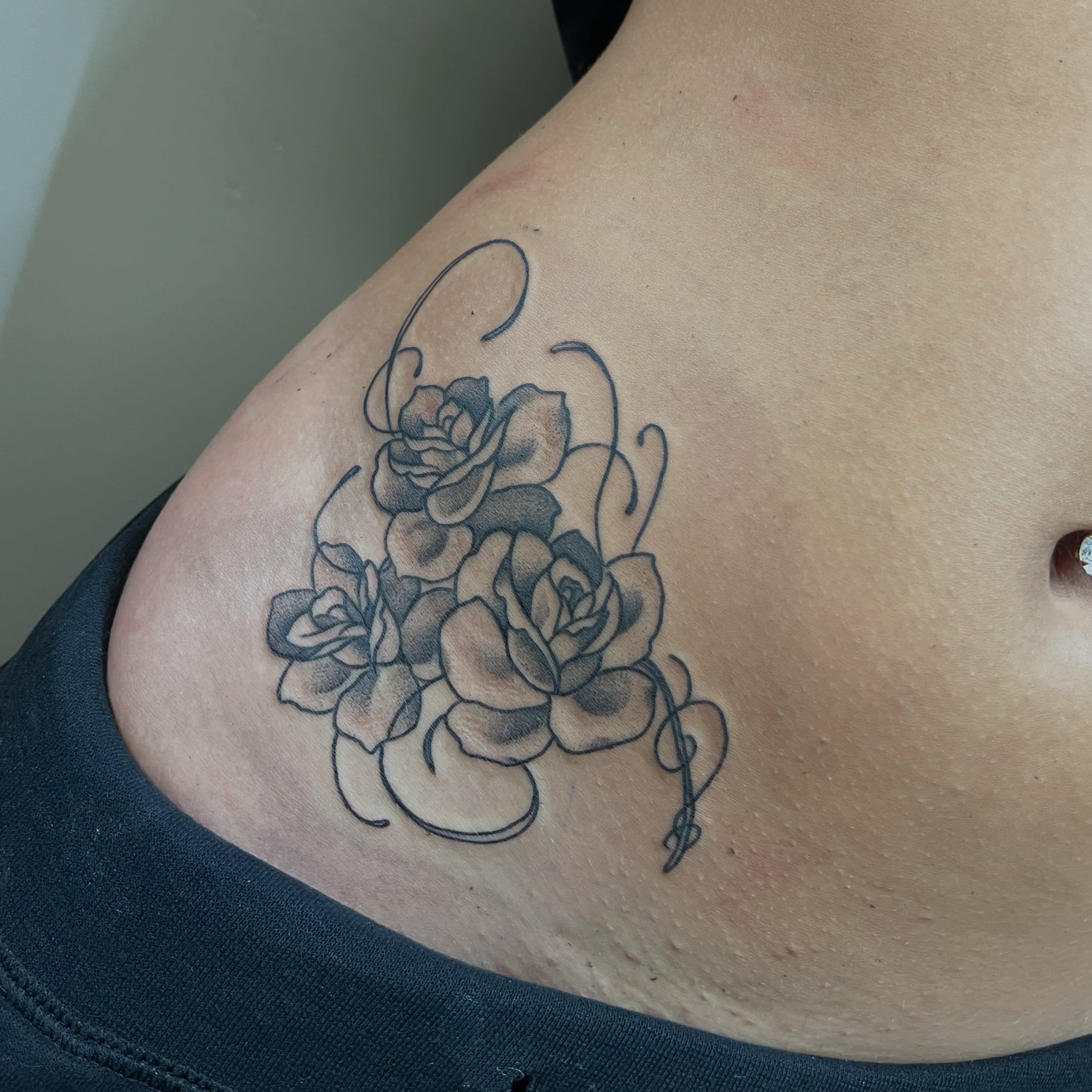 Roses black and grey tattoo on the shoulder by ᴴᴬᴺᴺᴬᴴ ᴿᵁᴰᴰᴱᴸᴸ