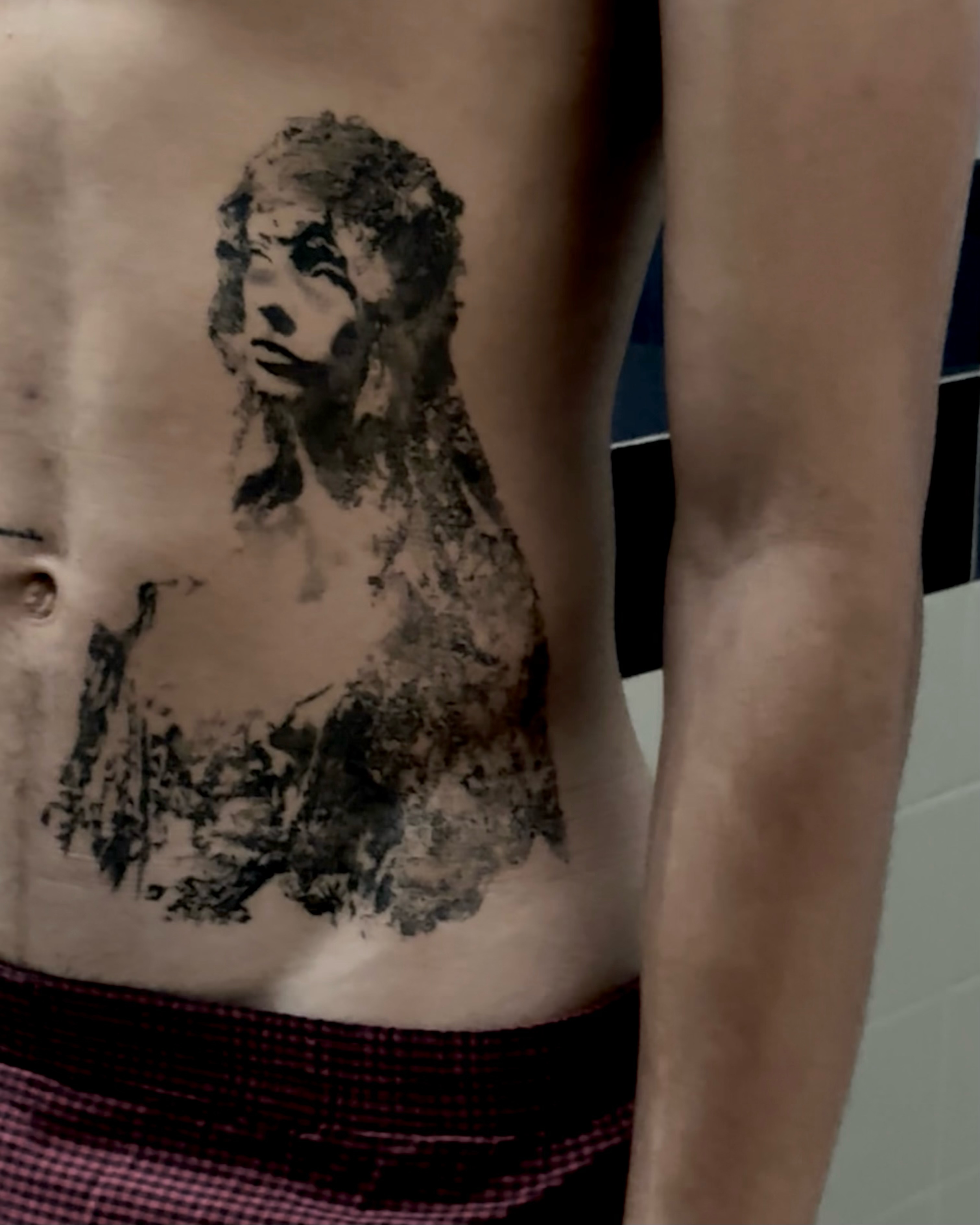 Mona lisa black and grey tattoo on the torso by @douohv