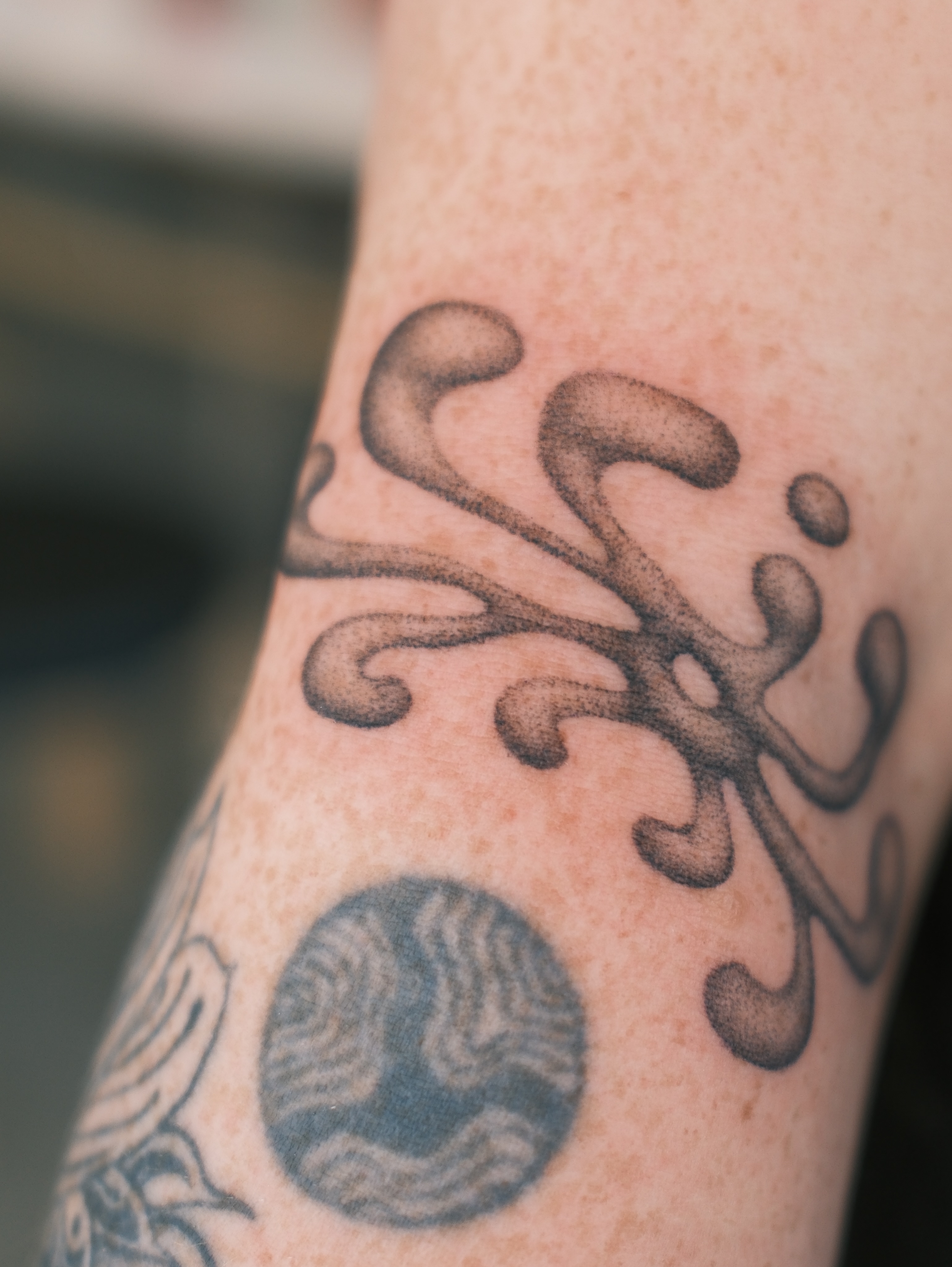 Tattoo by @earthyliltats โ dotwork