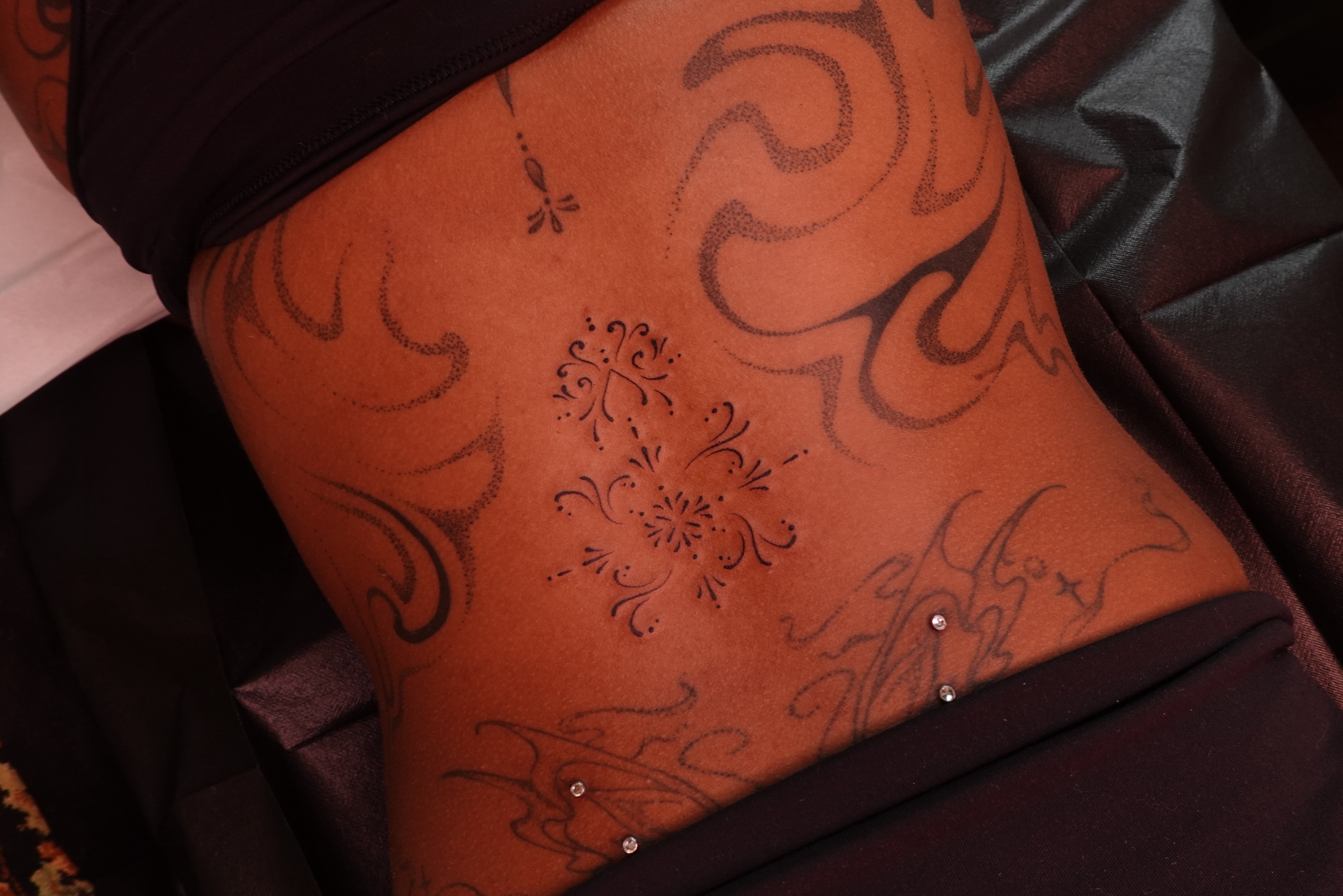 Floral design tribal tattoo on the thigh by jun