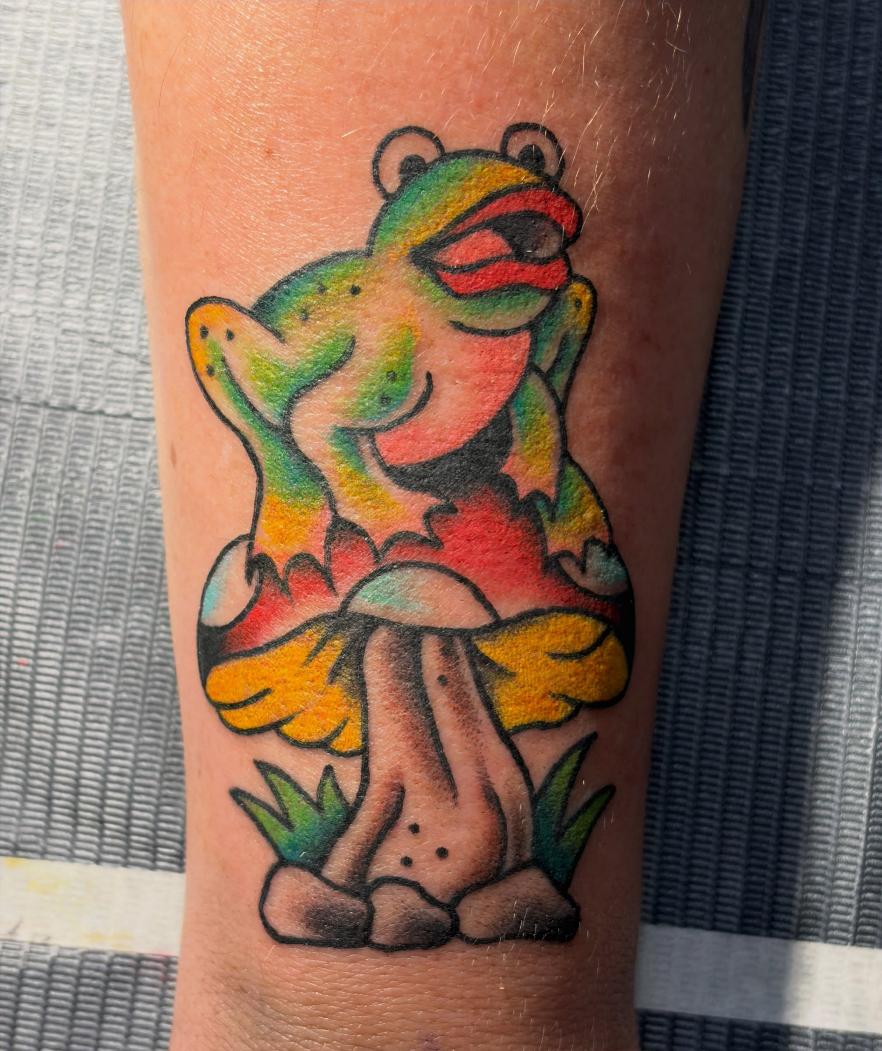 Frog American traditional tattoo on the forearm by ★ eliza rodriguez🇲🇽 ★