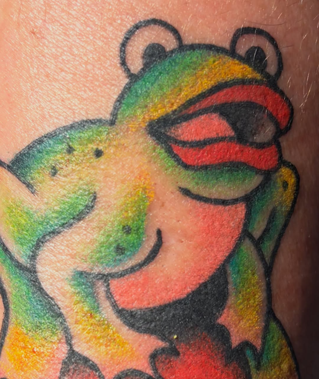 Frog American traditional tattoo on the upper arm by ★ eliza rodriguez🇲🇽 ★