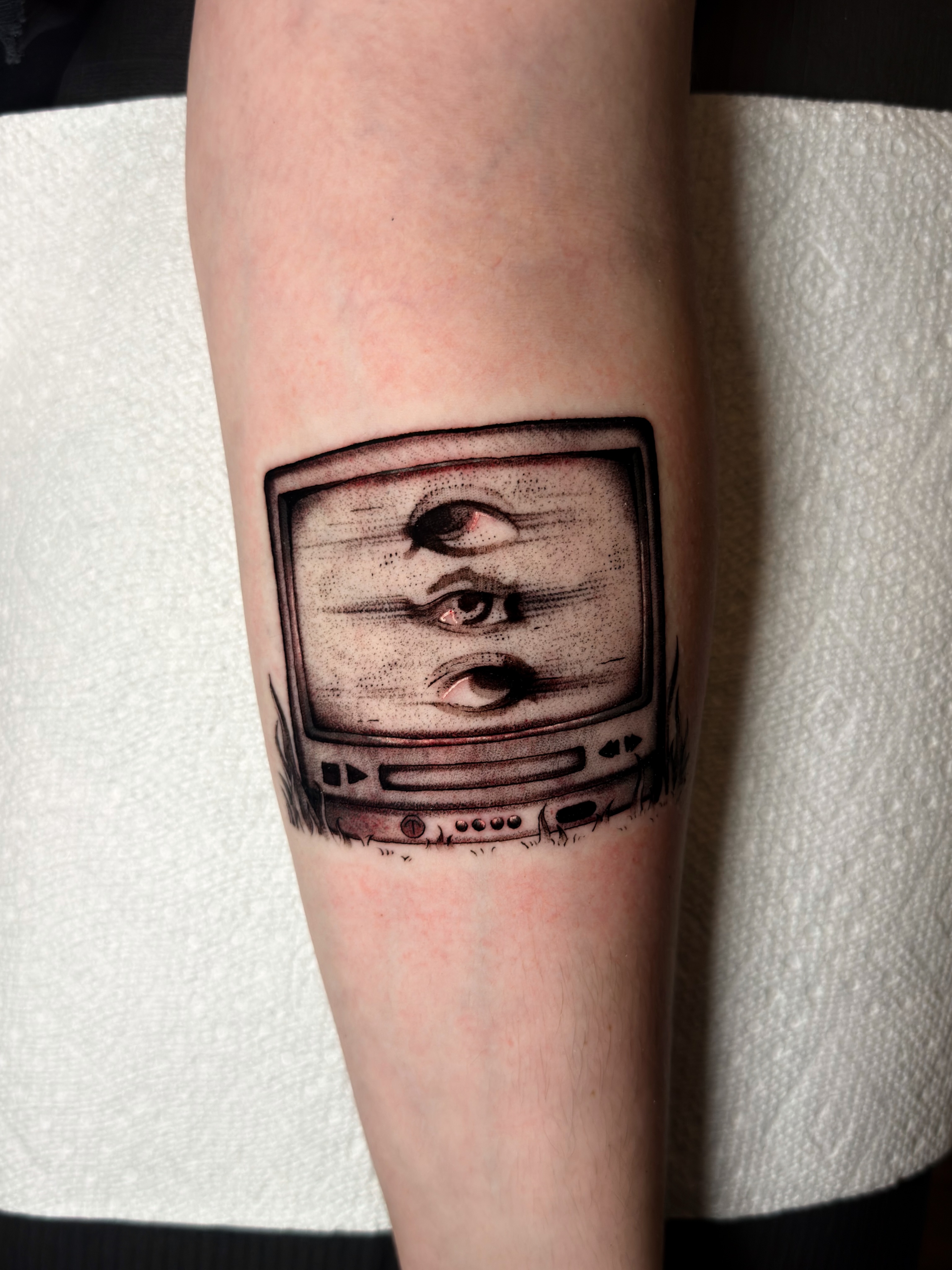 Television with eyes dotwork tattoo on the forearm by 𝔐𝔦𝔠𝔥𝔢𝔩𝔩𝔢𝔫 🦇