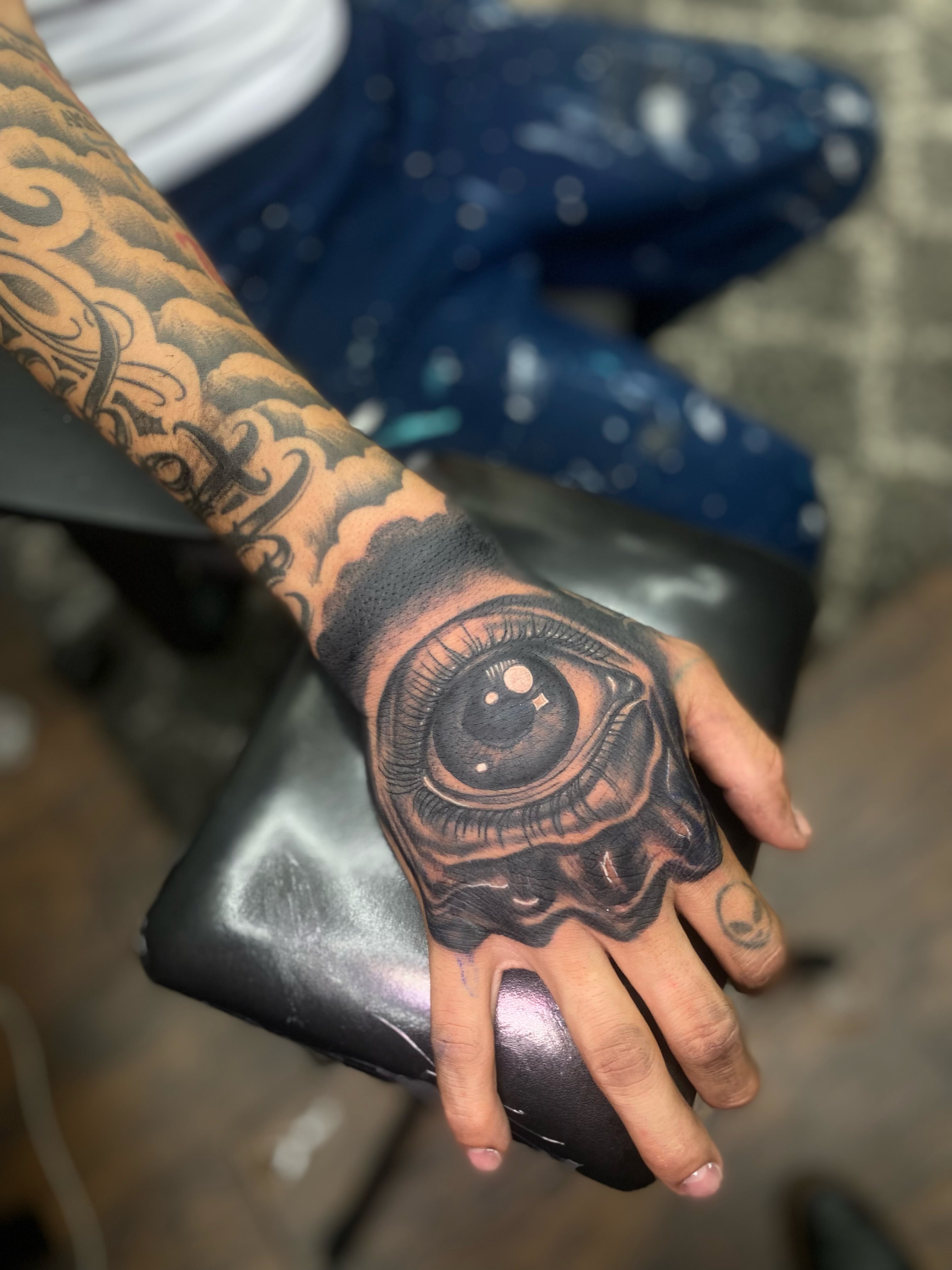 Eye realism tattoo on the hand by Irving Guzman