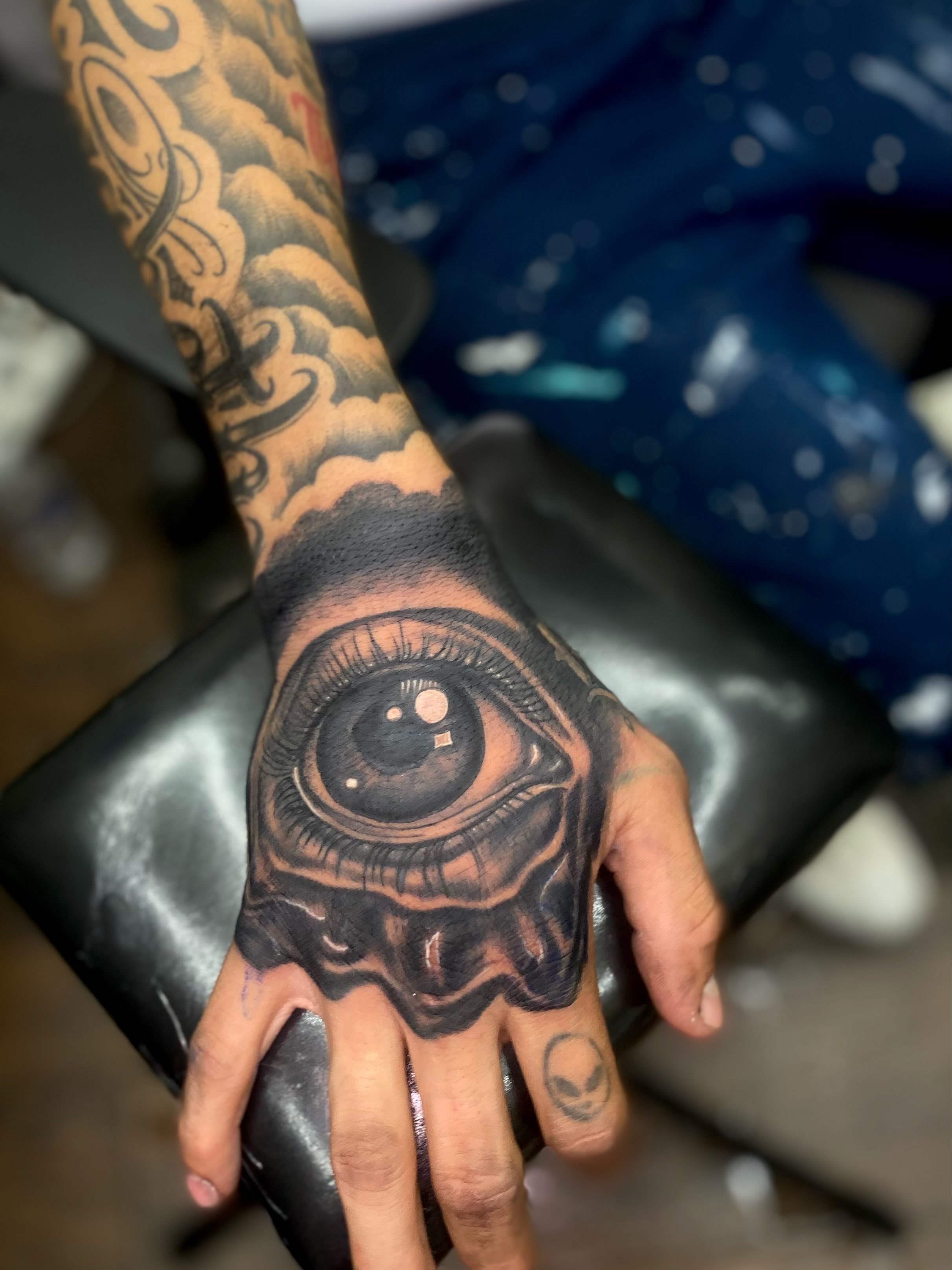 Eye realism tattoo on the hand by Irving Guzman