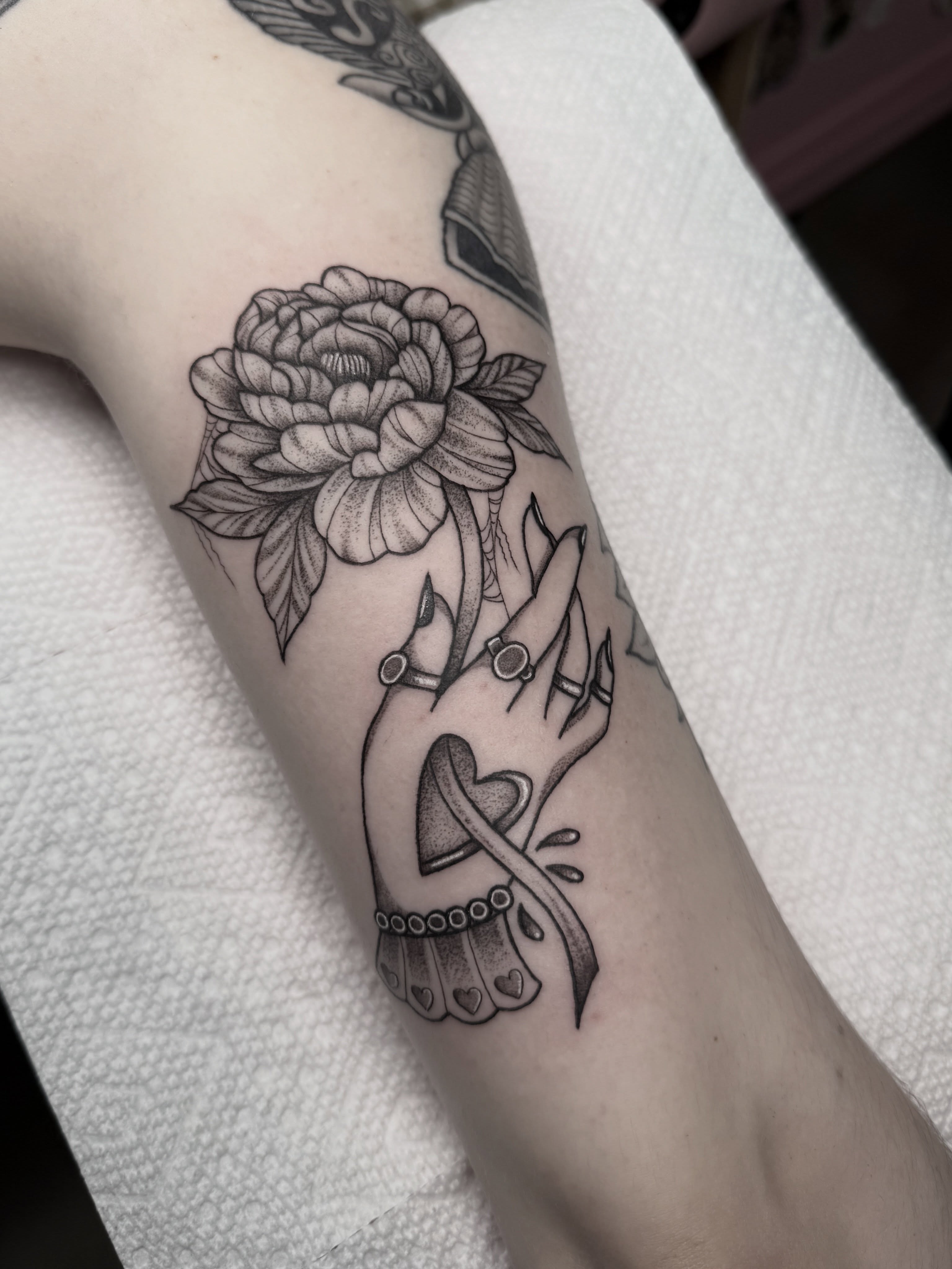 Peony and hand dotwork tattoo on the forearm by Mara Flores βπΛβ§