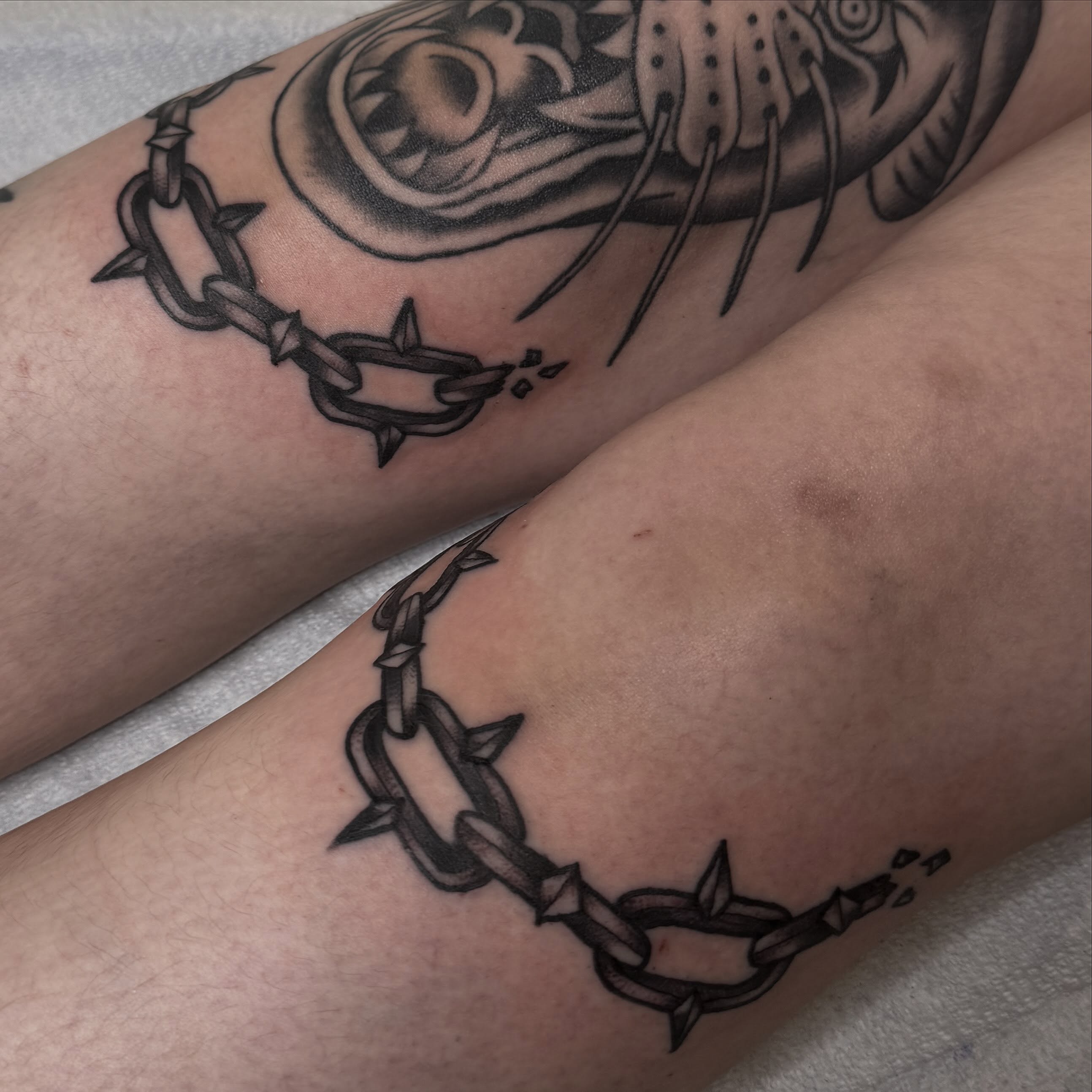Barbed chain black and grey tattoo on the forearm by 🩸 𝓢𝔂𝓵𝓿𝓲𝓮 🩸 ▪︎ 𝕯𝖊𝖓𝖛𝖊𝖗 𝕿𝖆𝖙𝖙𝖔𝖔𝖊𝖗 ▪︎