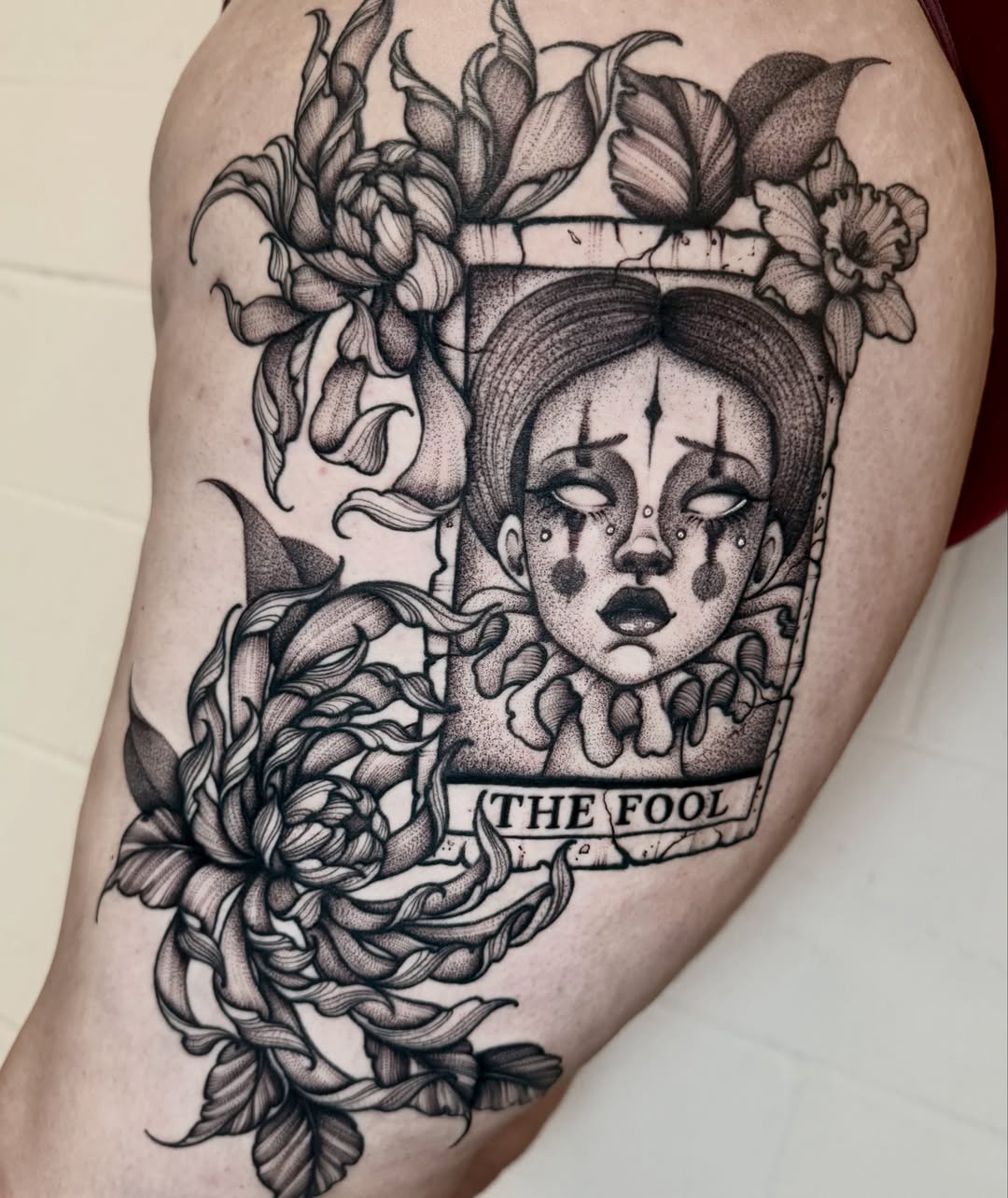 The fool tarot card dotwork tattoo on the thigh by ℳ𝒾𝓇𝓉𝒽𝒶 𝒯ℴ𝓇𝓇ℯ𝓈, San Diego, California