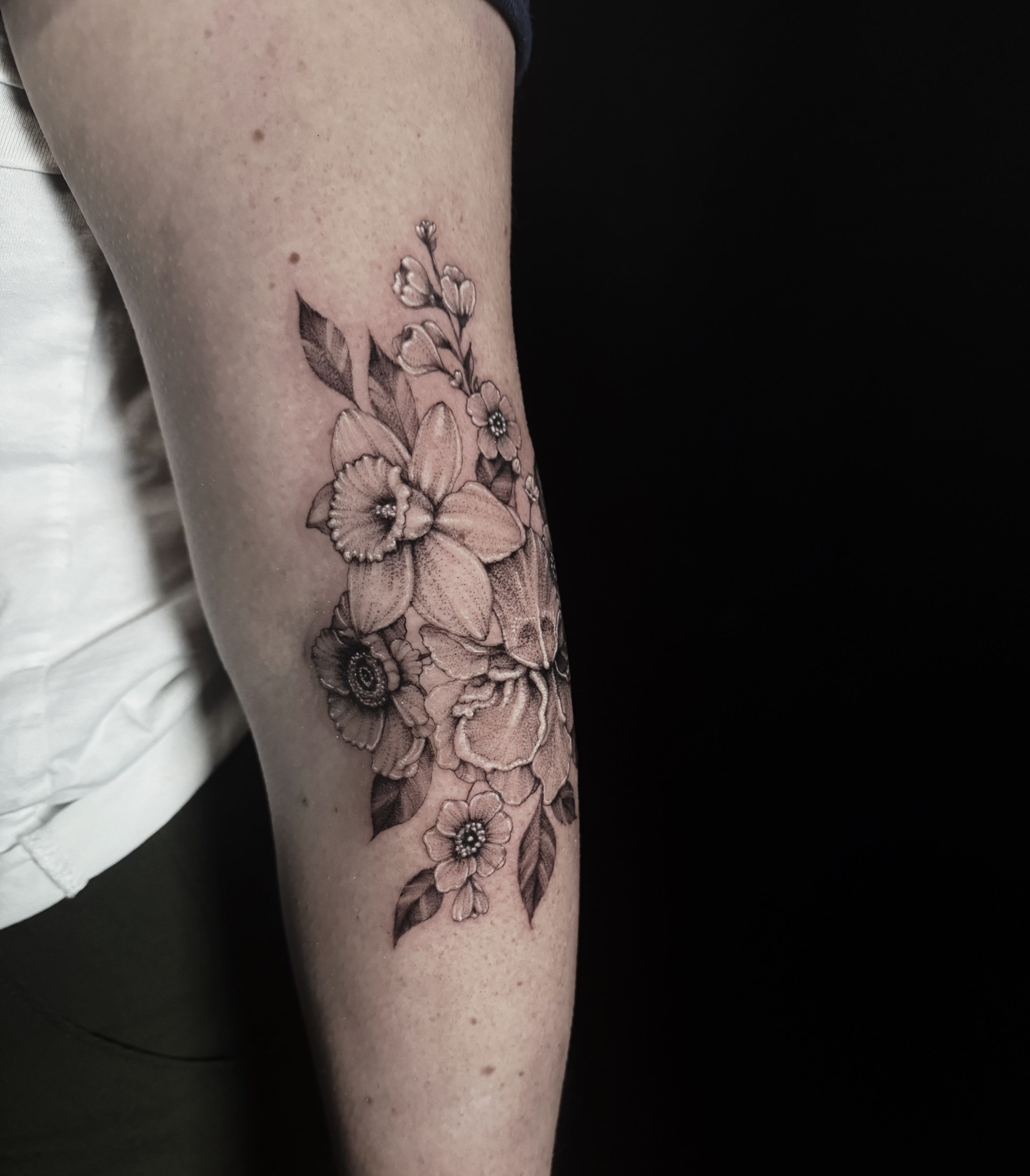 Tattoo by @shengguevaratattoos — dotwork, realism