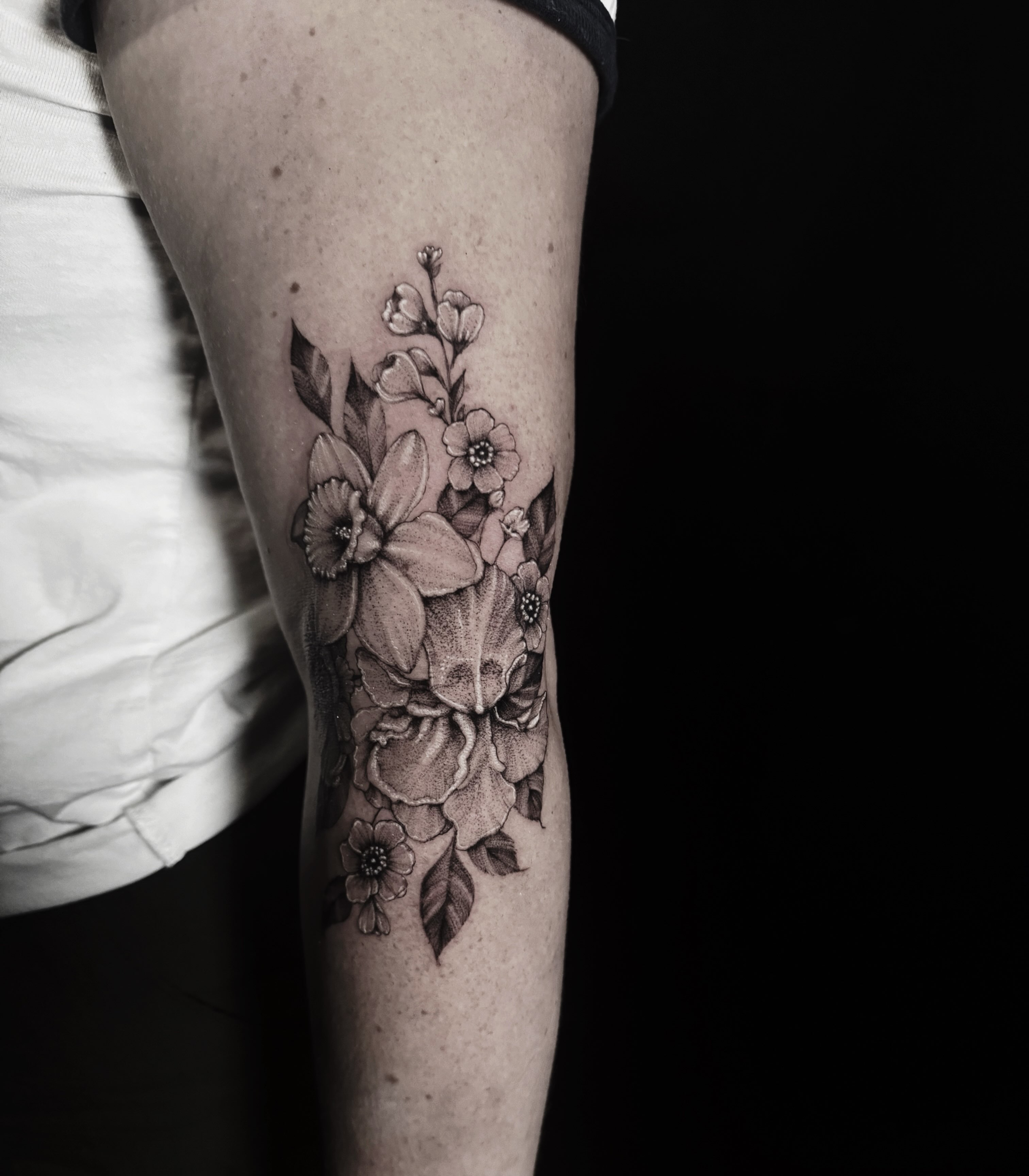 Tattoo by @shengguevaratattoos — black_and_grey