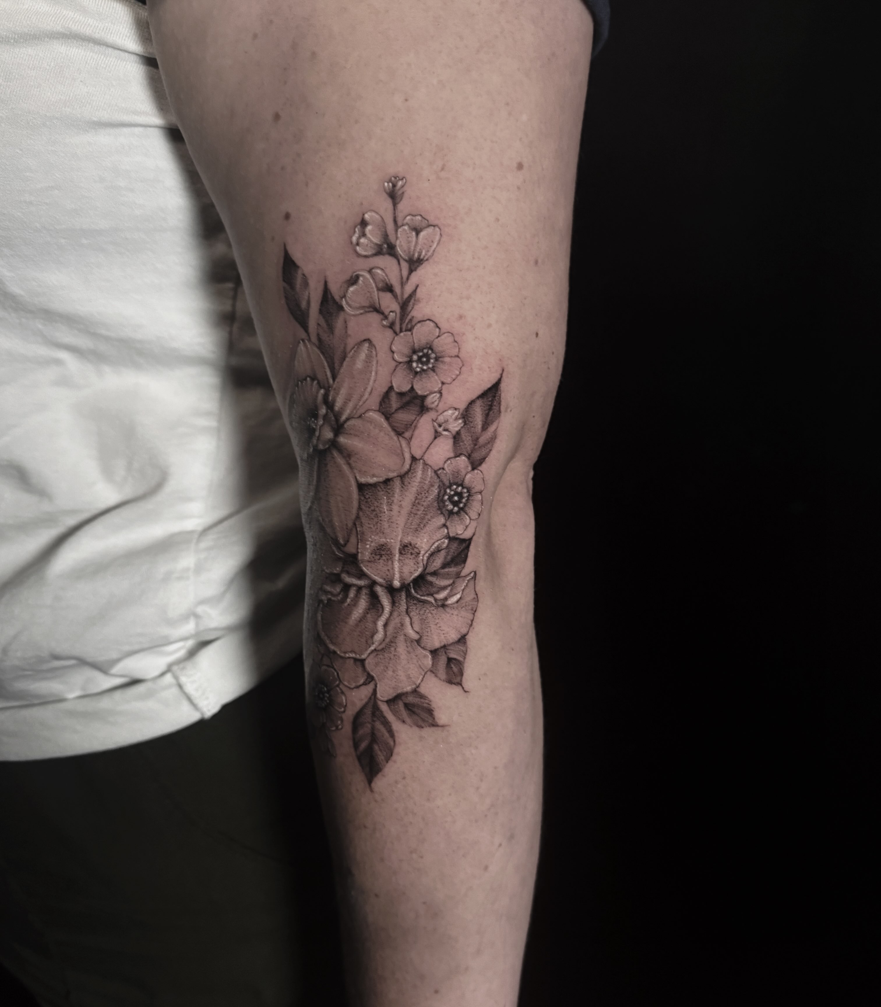 Tattoo by @shengguevaratattoos — black_and_grey