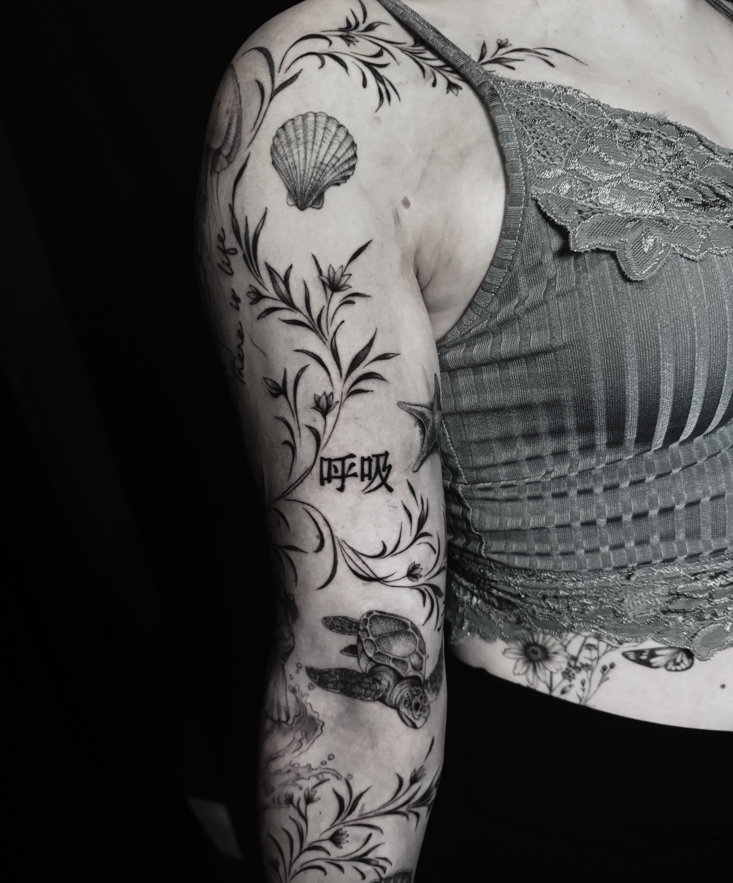 Tattoo by @shengguevaratattoos — black_and_grey