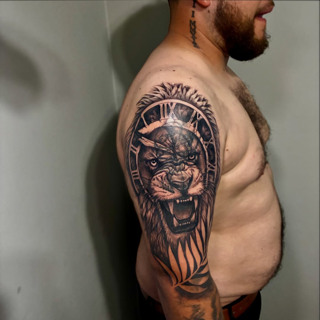 Roaring lion realism tattoo on the shoulder by ๐ต๐๐๐๐๐๐๐ ๐ป๐๐๐๐