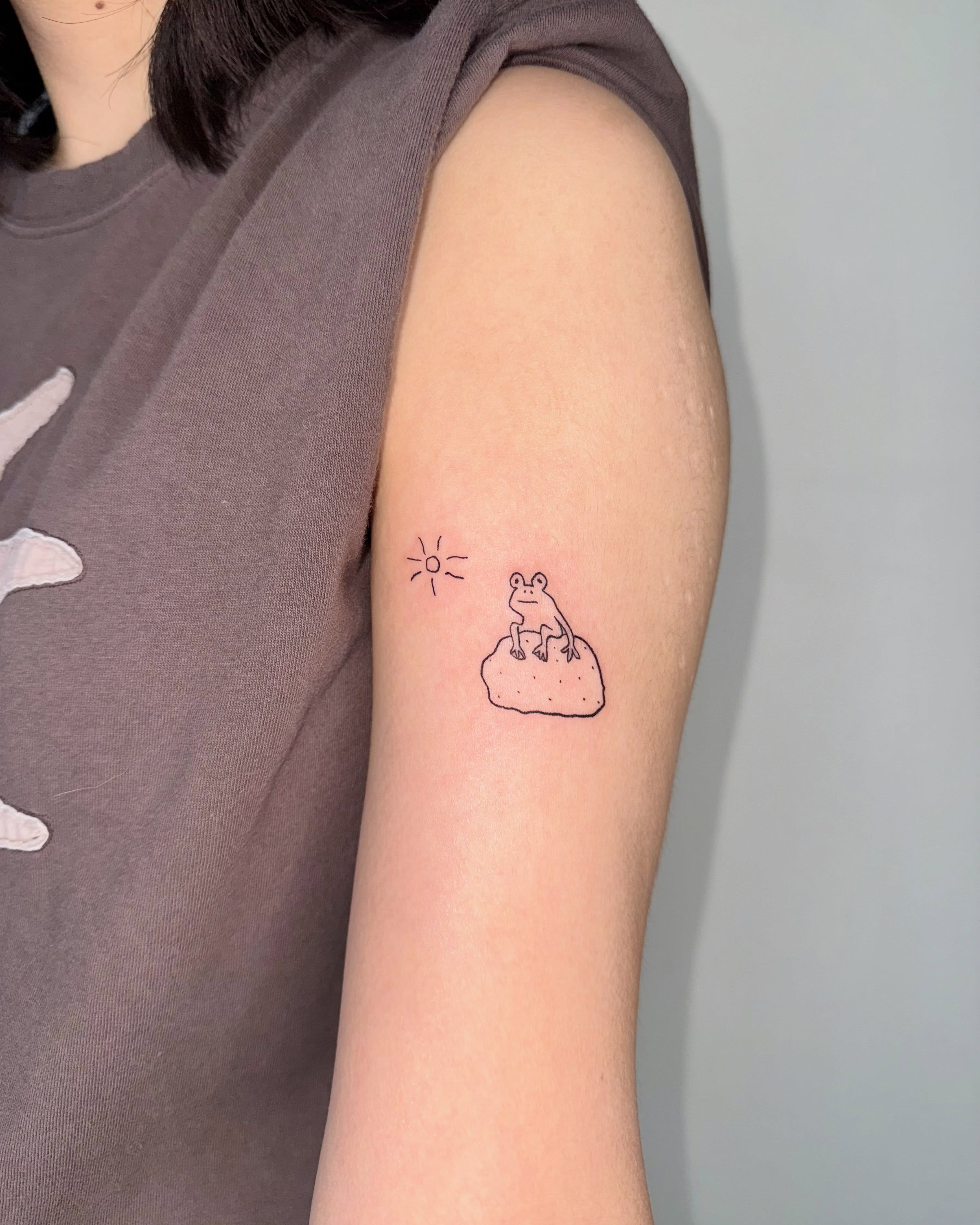 Frog on rock minimalist tattoo on the forearm by 림구타투