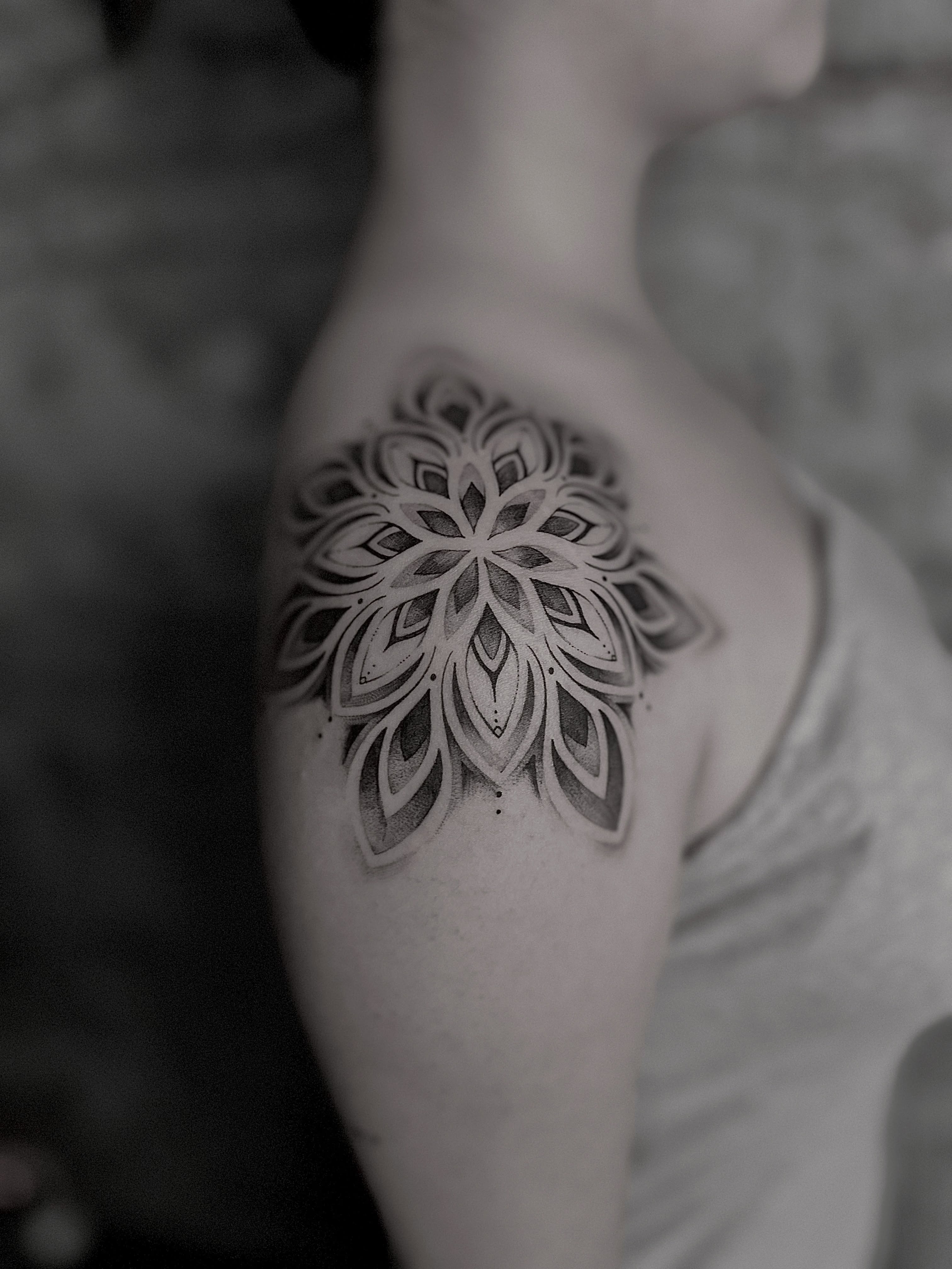 Tattoo by @nu9na_tattoo — black_and_grey, geometric