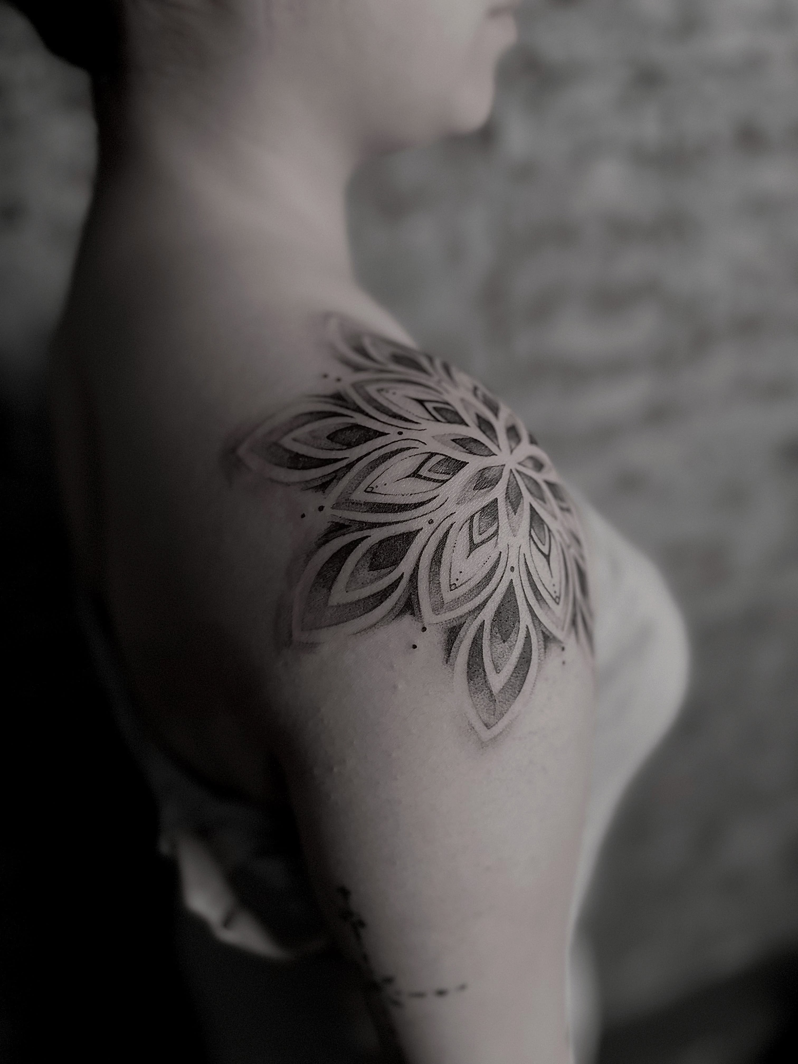 Tattoo by @nu9na_tattoo — geometric