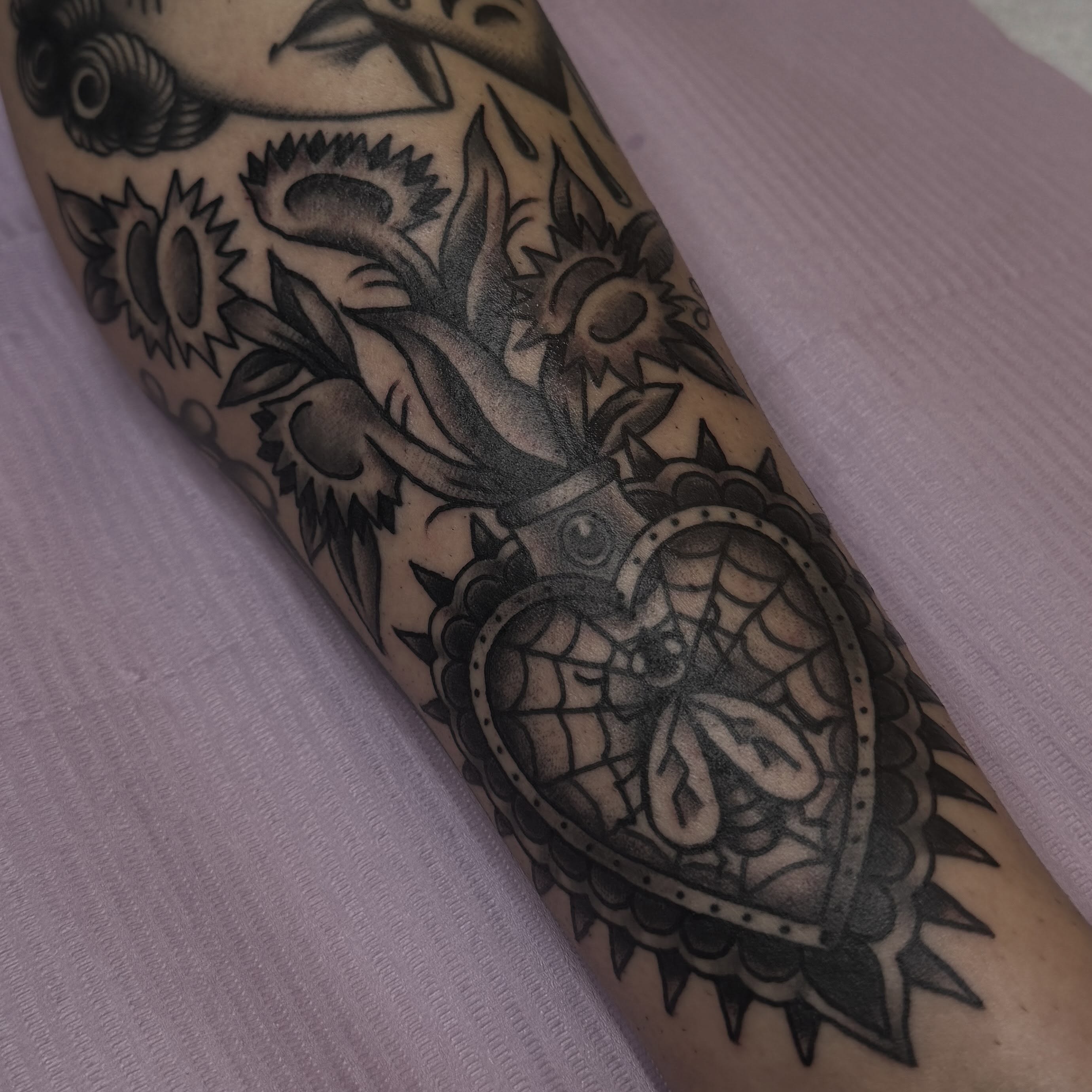 Heart with mechanical elements American traditional tattoo on the forearm by 🩸 𝓢𝔂𝓵𝓿𝓲𝓮 🩸 ▪︎ 𝕯𝖊𝖓𝖛𝖊𝖗 𝕿𝖆𝖙𝖙𝖔𝖔𝖊𝖗 ▪︎