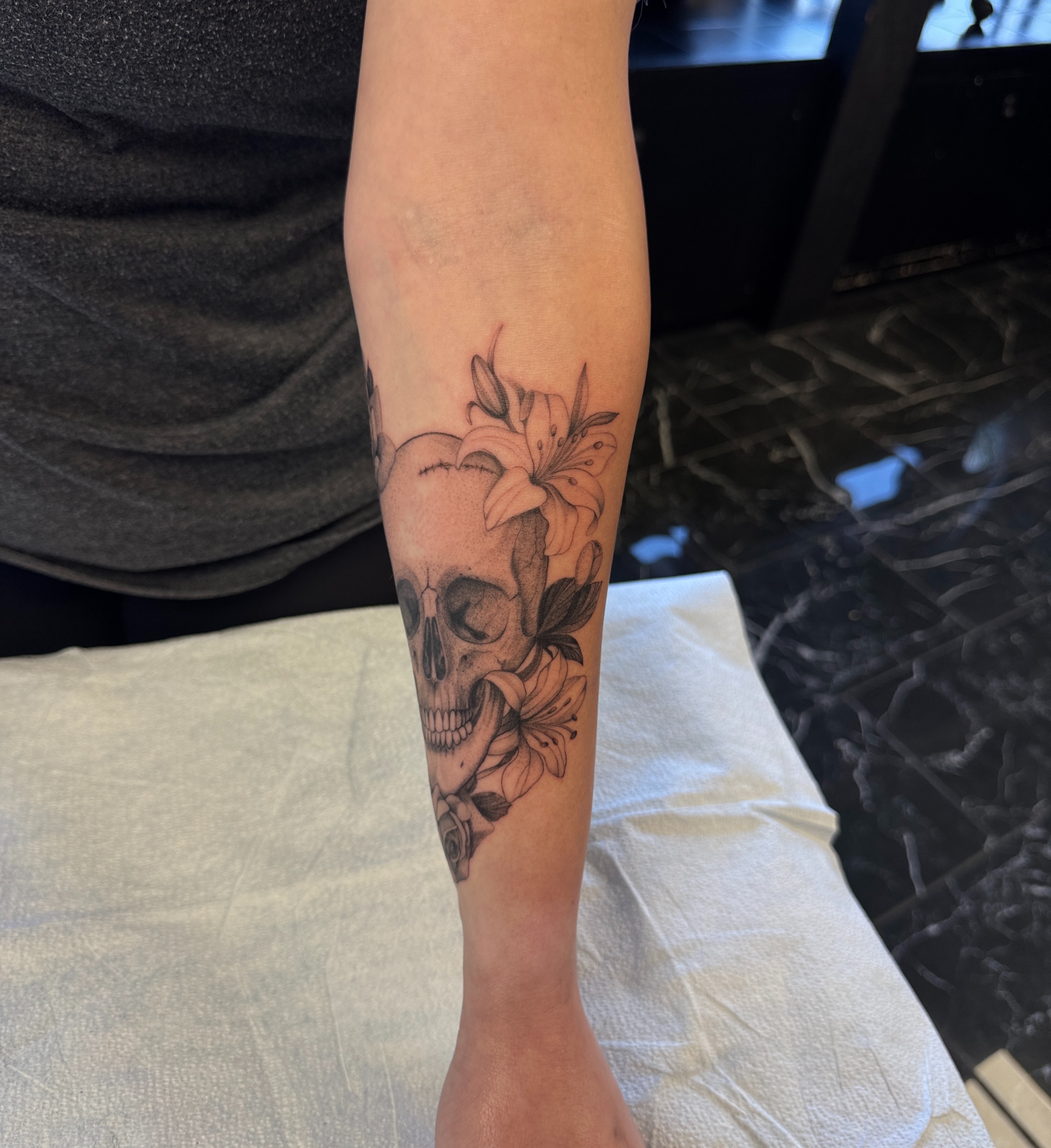 Tattoo by @ninnalopesart — black_and_grey