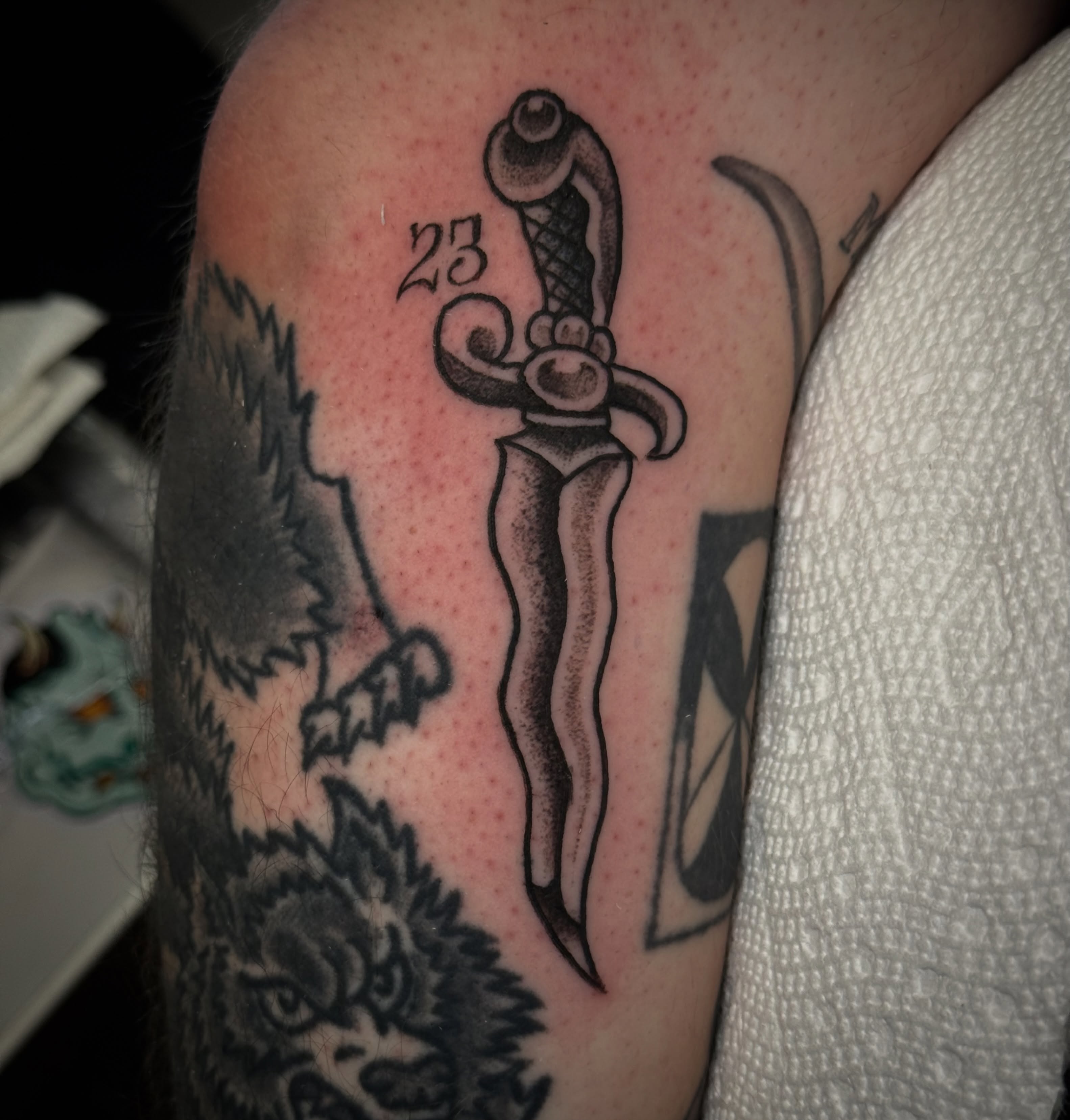 Dagger black and grey tattoo on the forearm by Ramón Silva