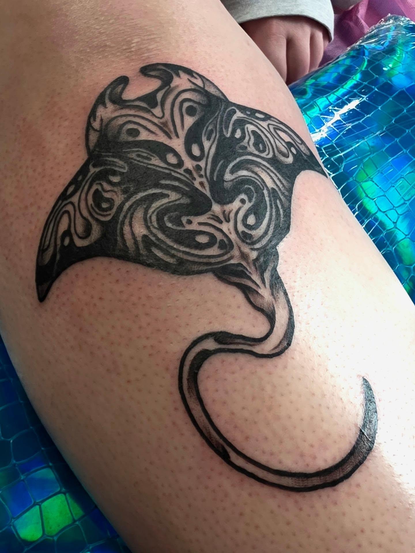 Ray black and grey tattoo on the thigh by Moe