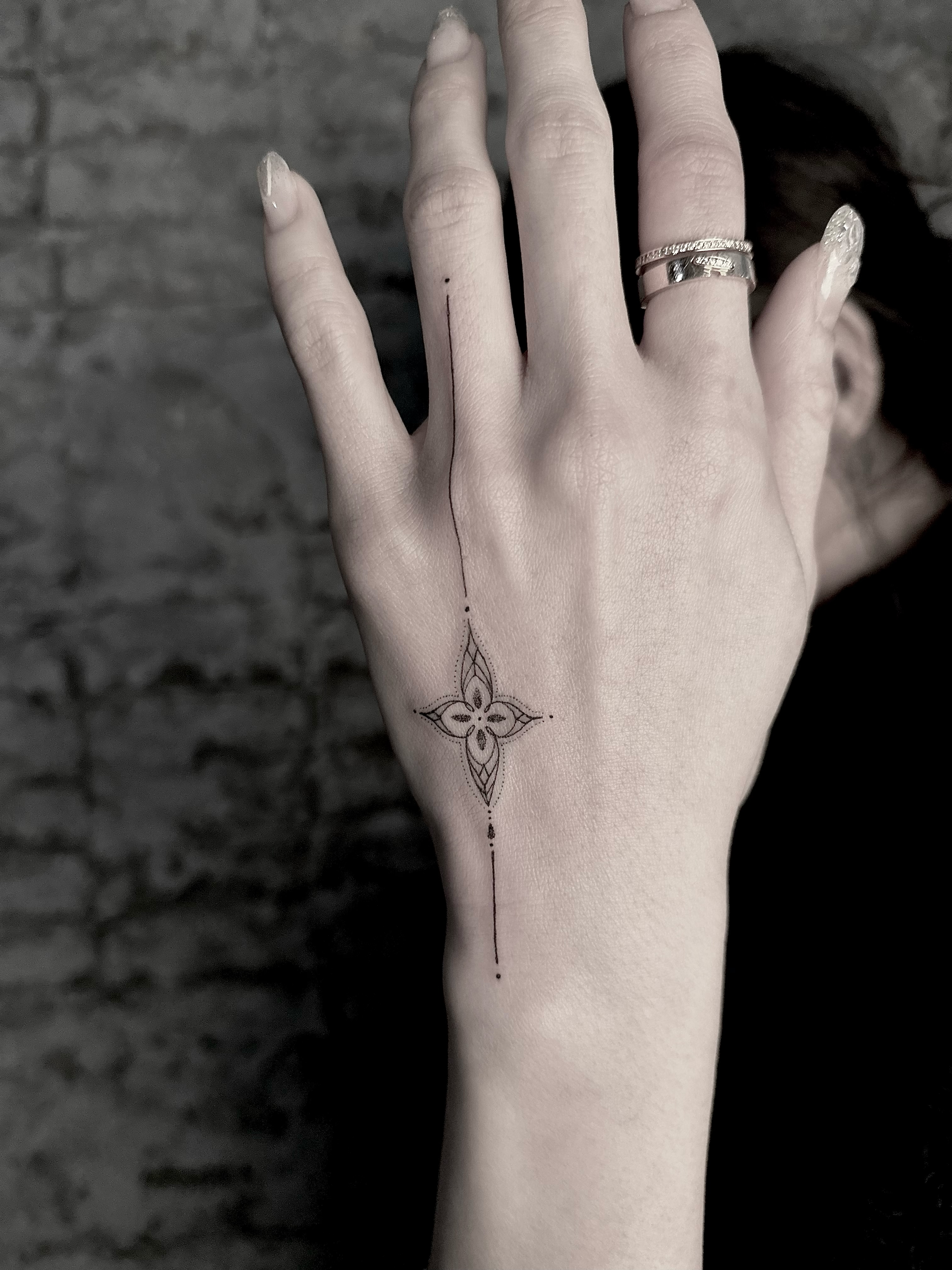 Tattoo by @nu9na_tattoo — fine_line, geometric