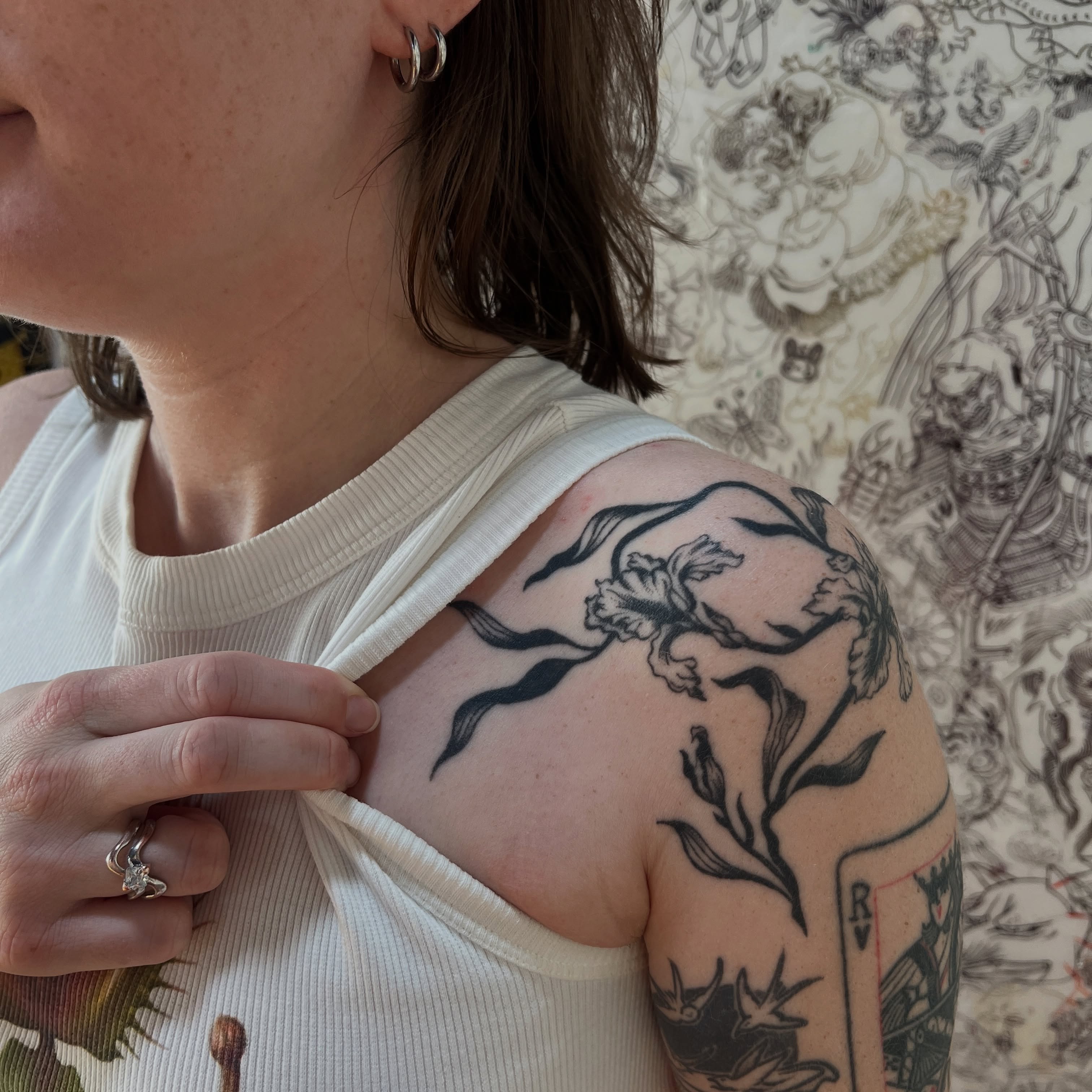 Flower black and grey tattoo on the shoulder by Elleree (LRE)
