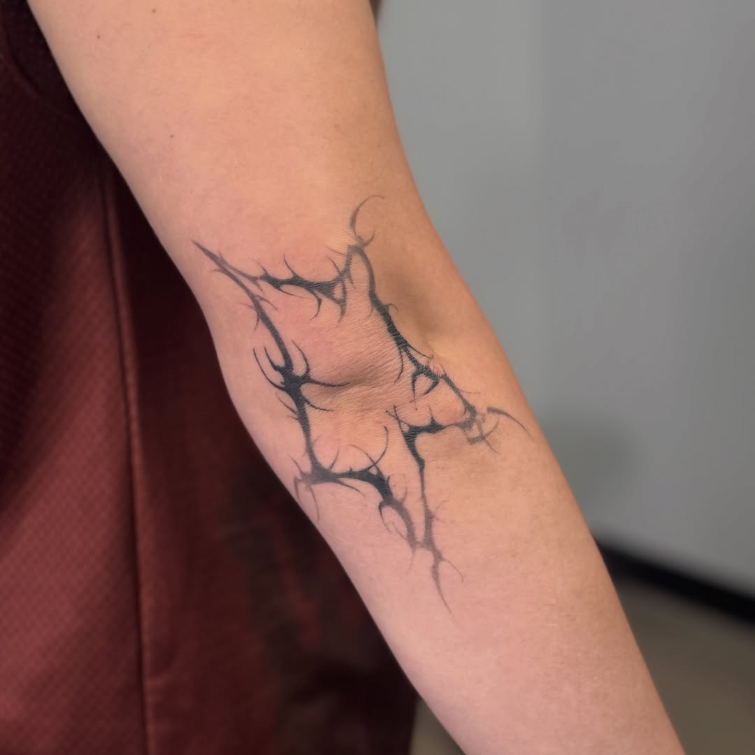 Tattoo by @suzycts — black_and_grey
