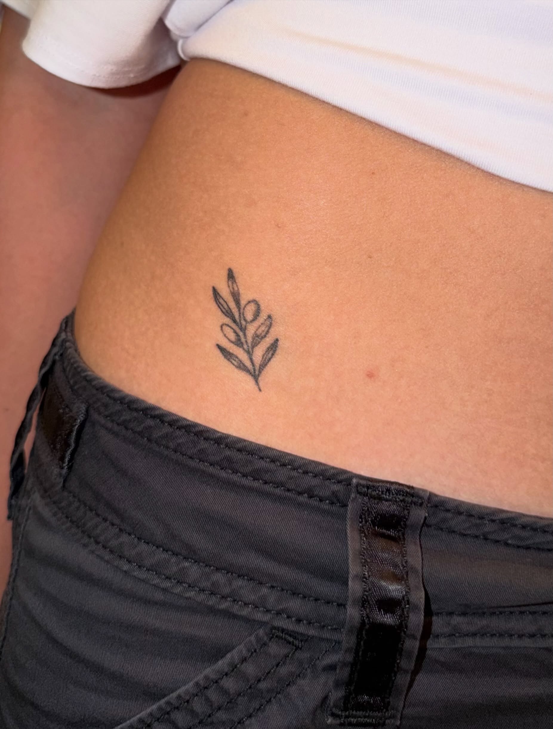 Leaf minimalist tattoo on the thigh by Nicole