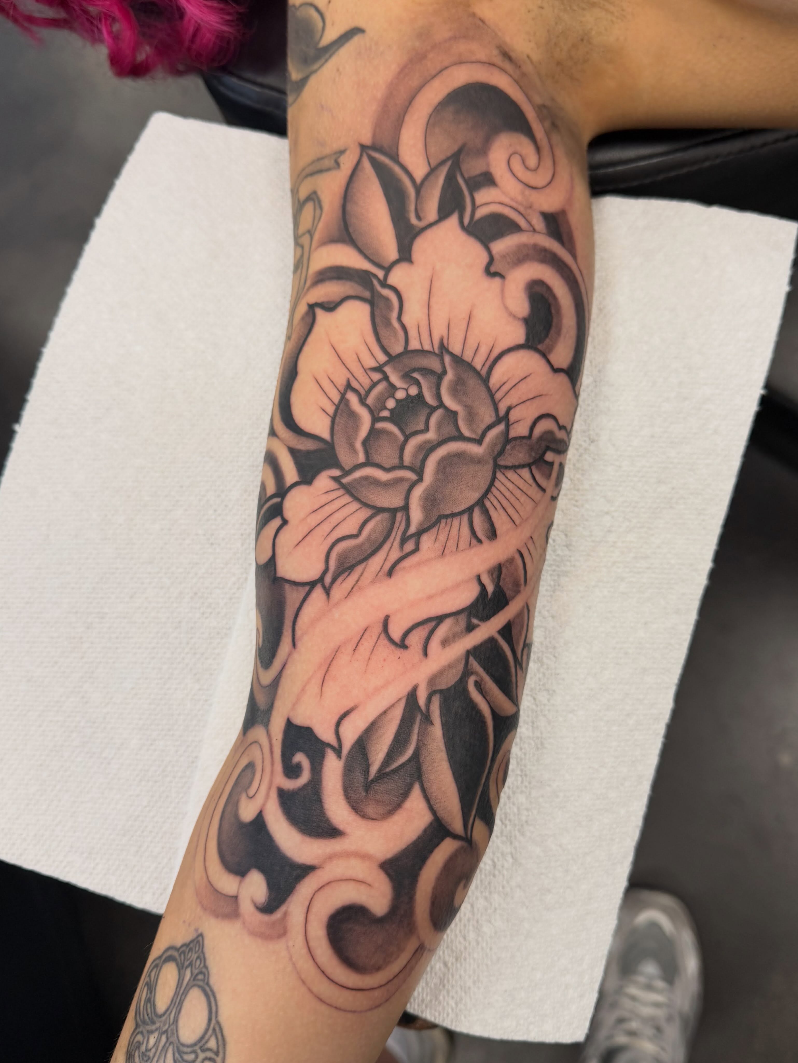 Tattoo by @lyndsink — black_and_grey