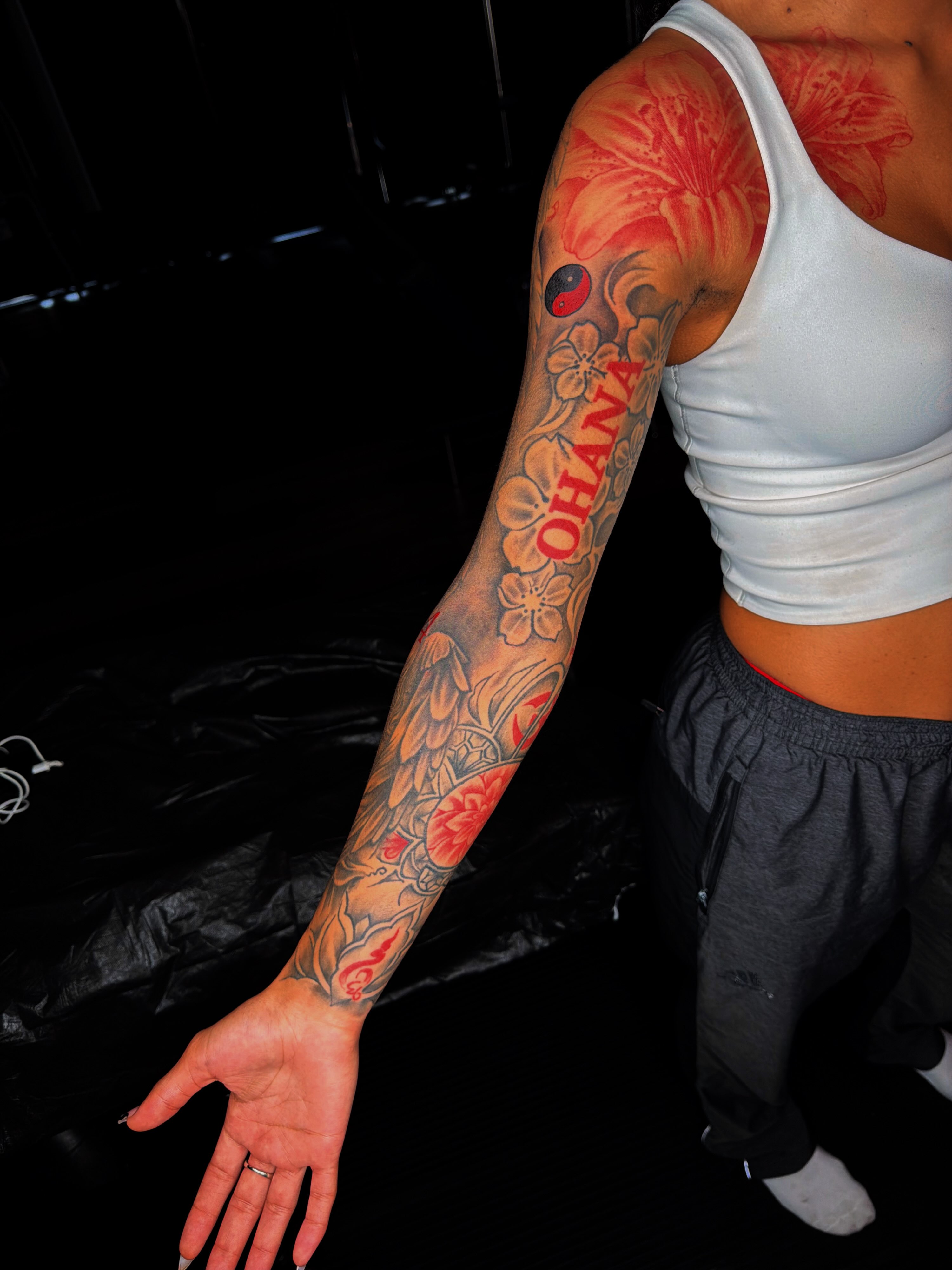 Floral and lettering American traditional tattoo on the upper arm by Q⚜️