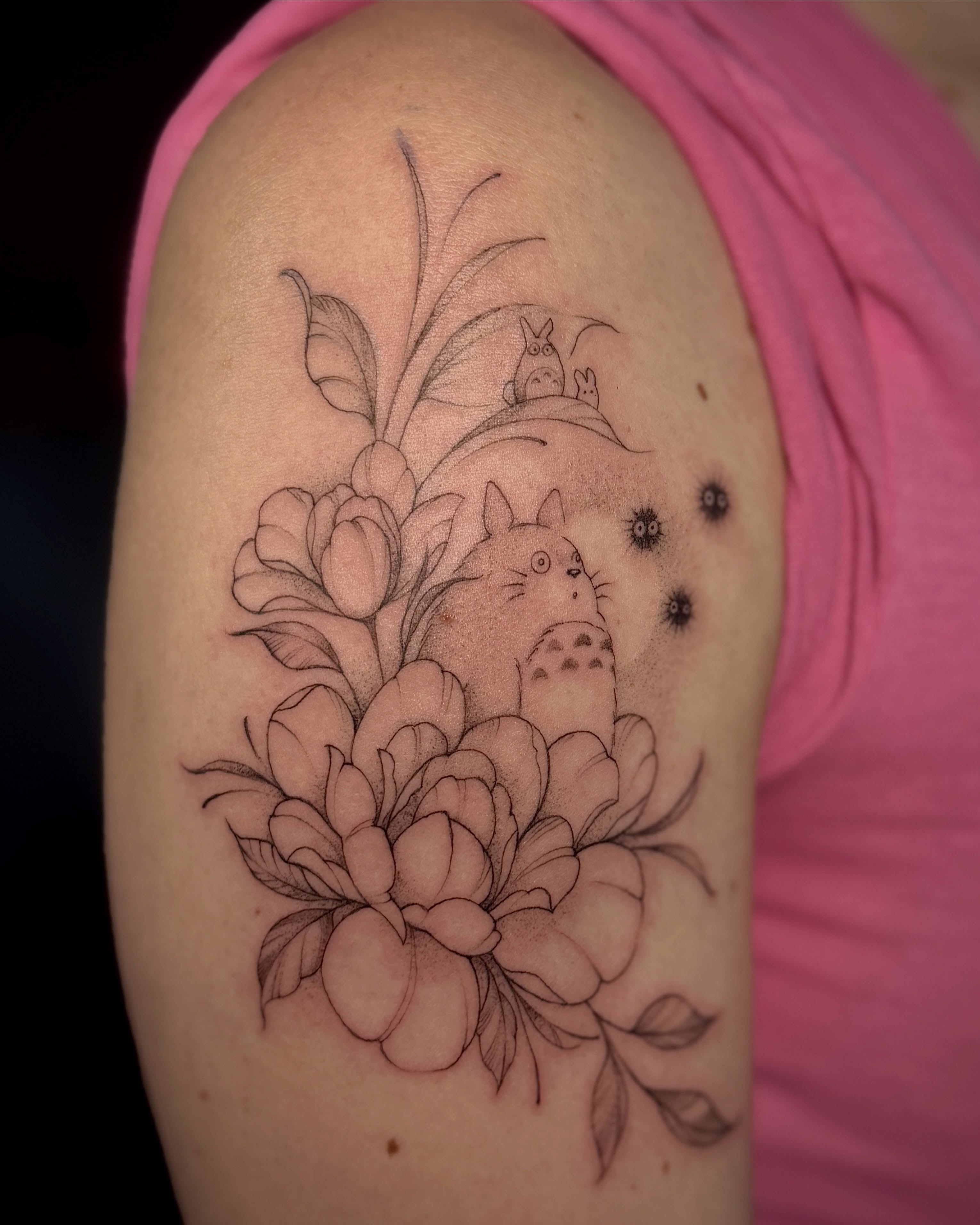 Peony and totoro realism tattoo on the shoulder by 𝐀𝐝𝐫𝐢𝐞𝐥 𝐓𝐢𝐧𝐤𝐥𝐞𝐧𝐛𝐞𝐫𝐠 ⏾, Denison, Iowa