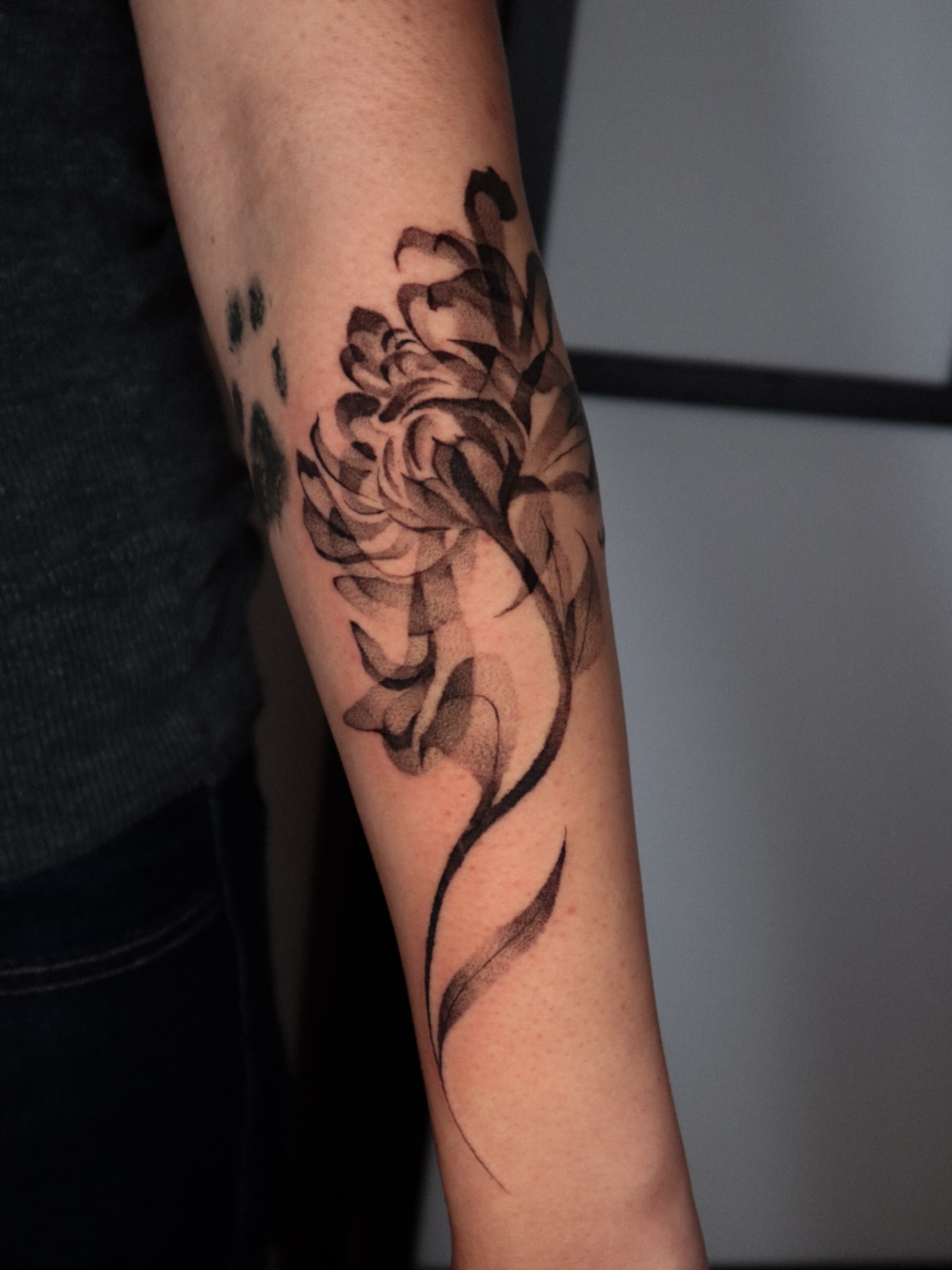 Flower black and grey tattoo on the forearm by 𝕮𝖔𝖓𝖓𝖔𝖗 ☾  ~ TATTOO ARTIST
