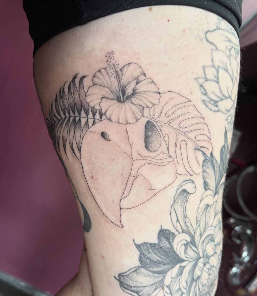 Skull and hibiscus dotwork tattoo on the thigh by Kelli Donegan ๐ท