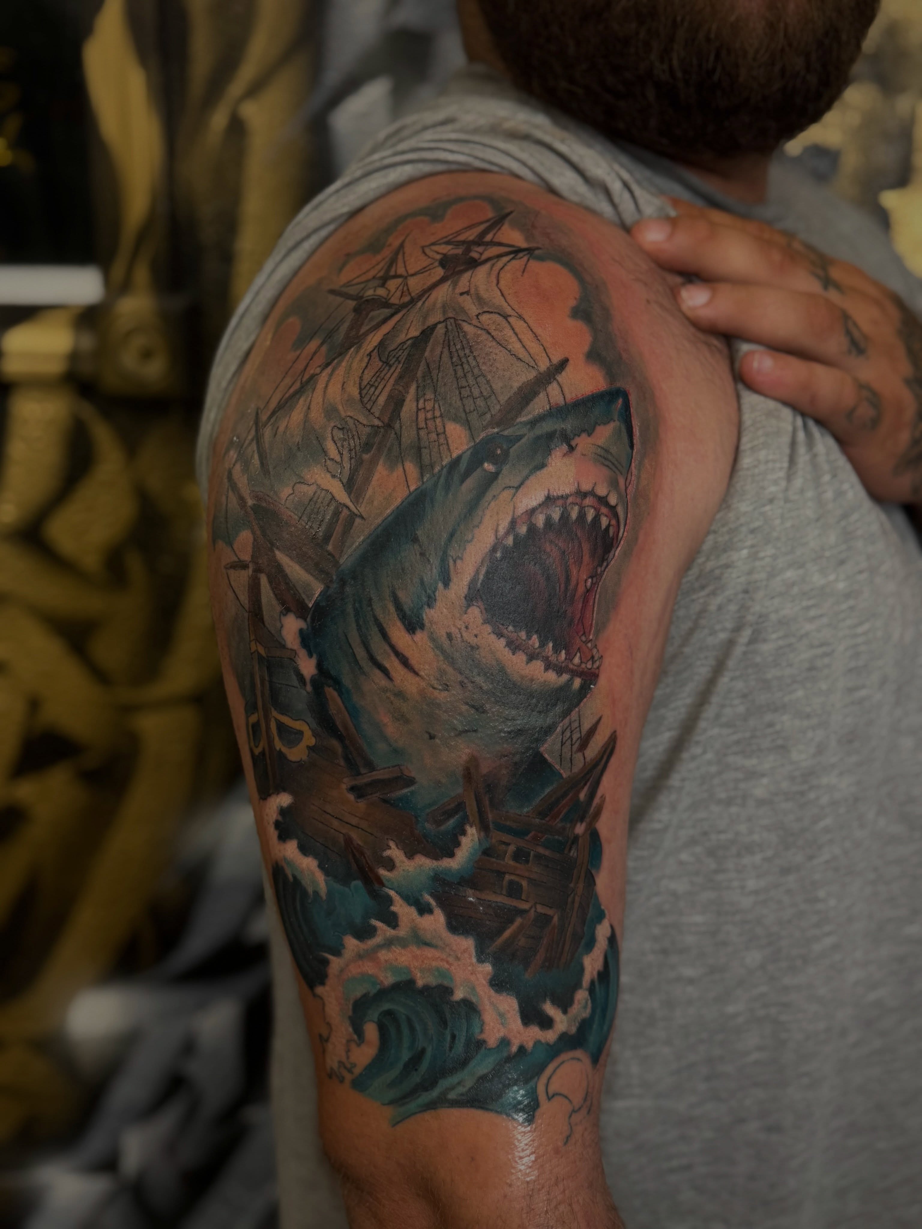 Great white shark realism tattoo on the upper arm by ♡ 𝒜𝓂𝒾𝓃𝒶 𝐵𝒽𝒶𝓉𝓉𝒾 ♡