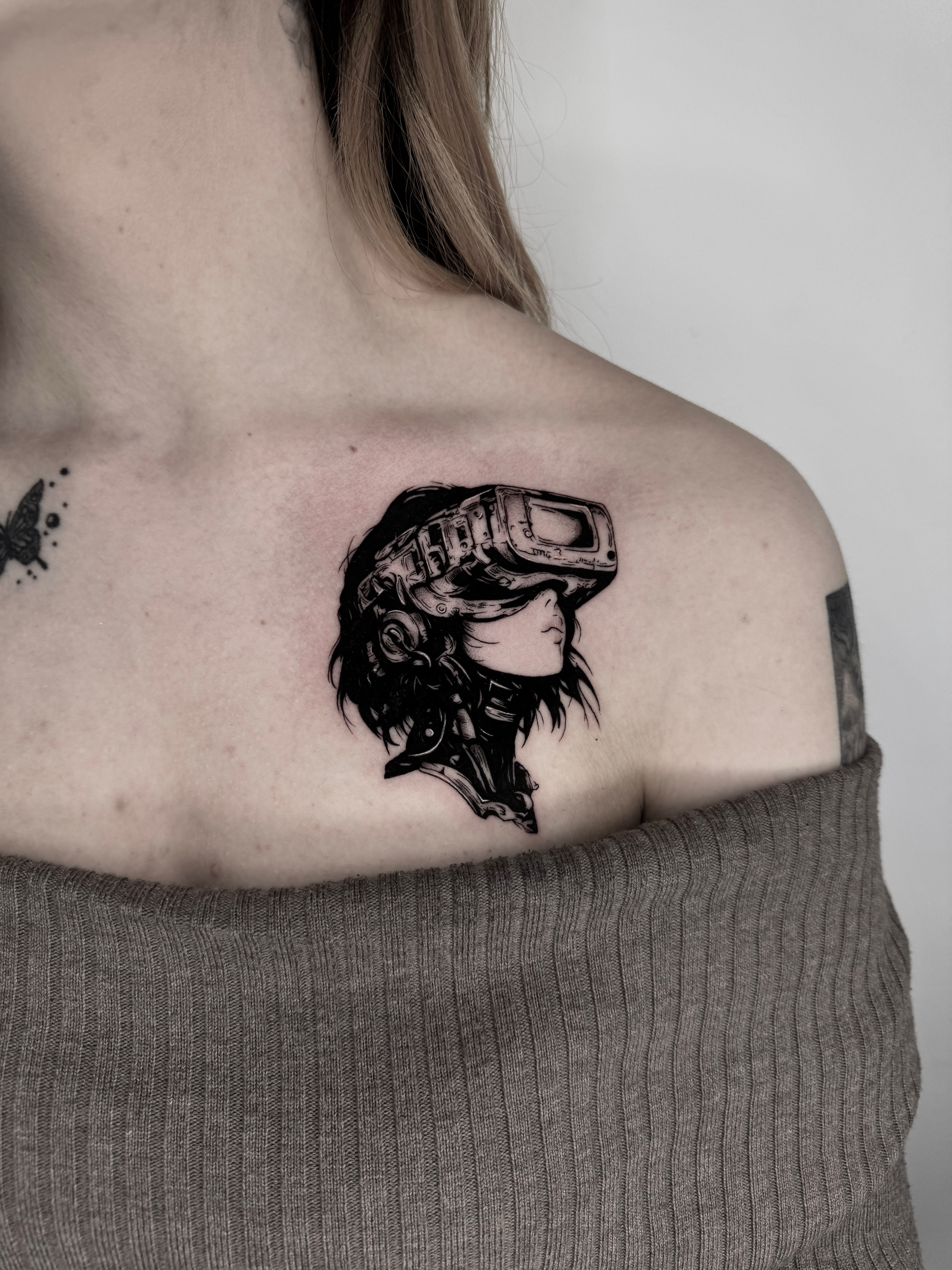 Cyborg woman realism tattoo on the shoulder by Blackwork Vamos