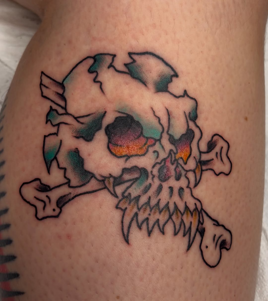 Skull and crossbones American traditional tattoo on the thigh by ★ eliza rodriguez🇲🇽 ★