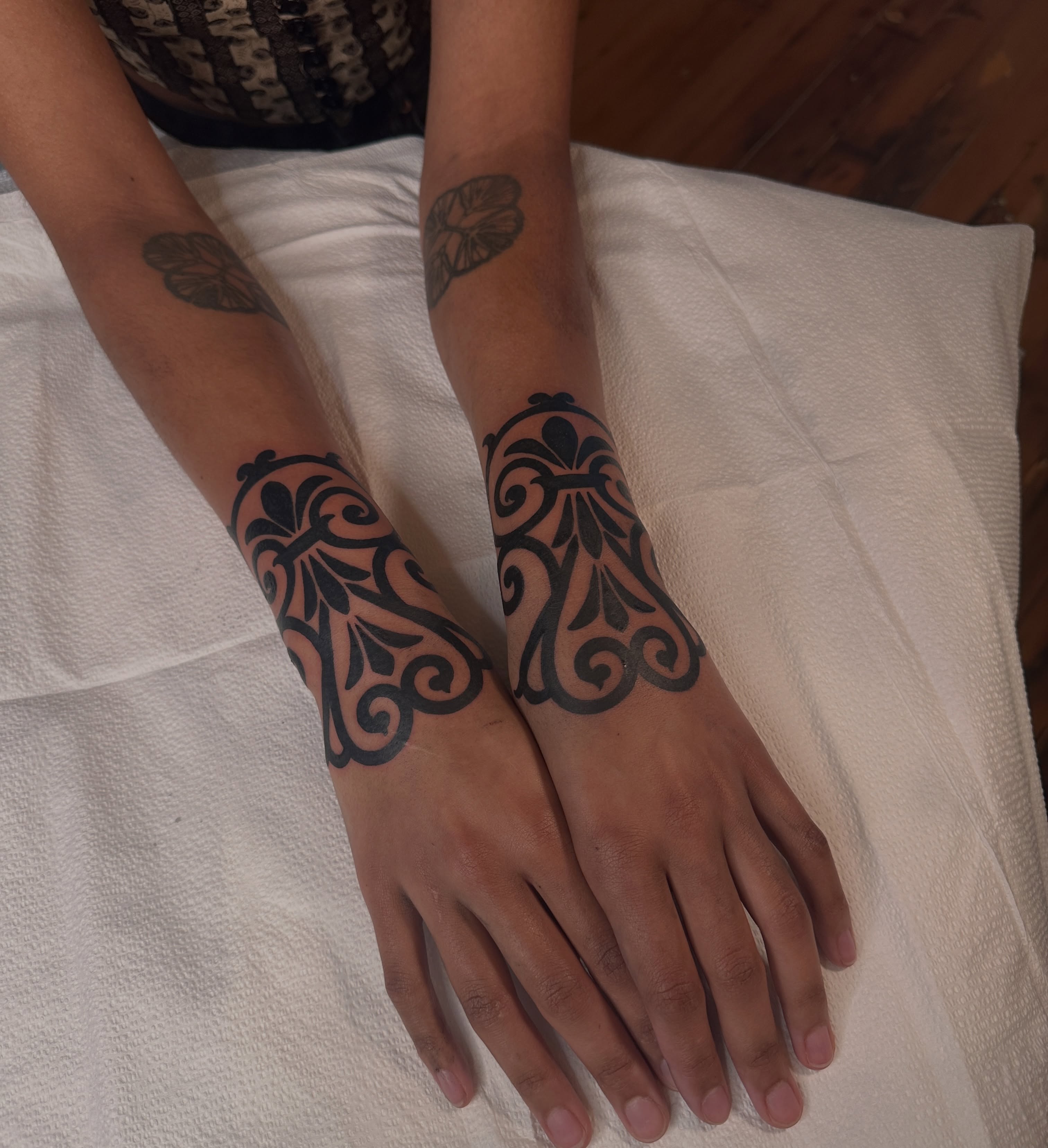 Scrollwork tribal tattoo on the forearm by abigail 🌸