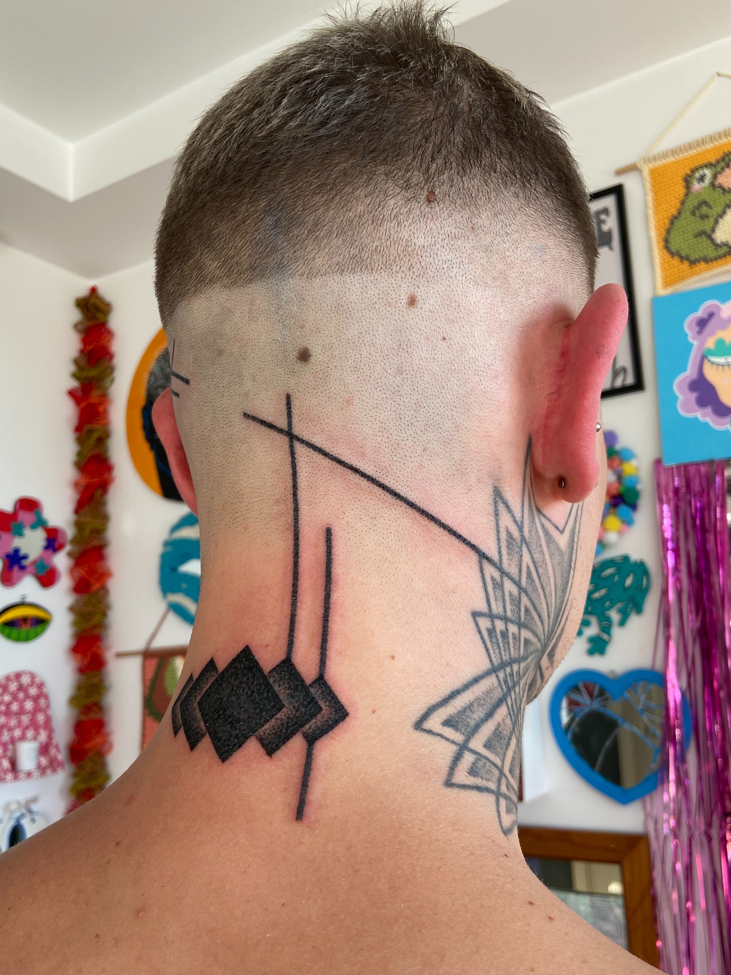 Geometric shapes geometric tattoo on the neck by Kasia ✨jedyny taki handpoke w katowicach✨