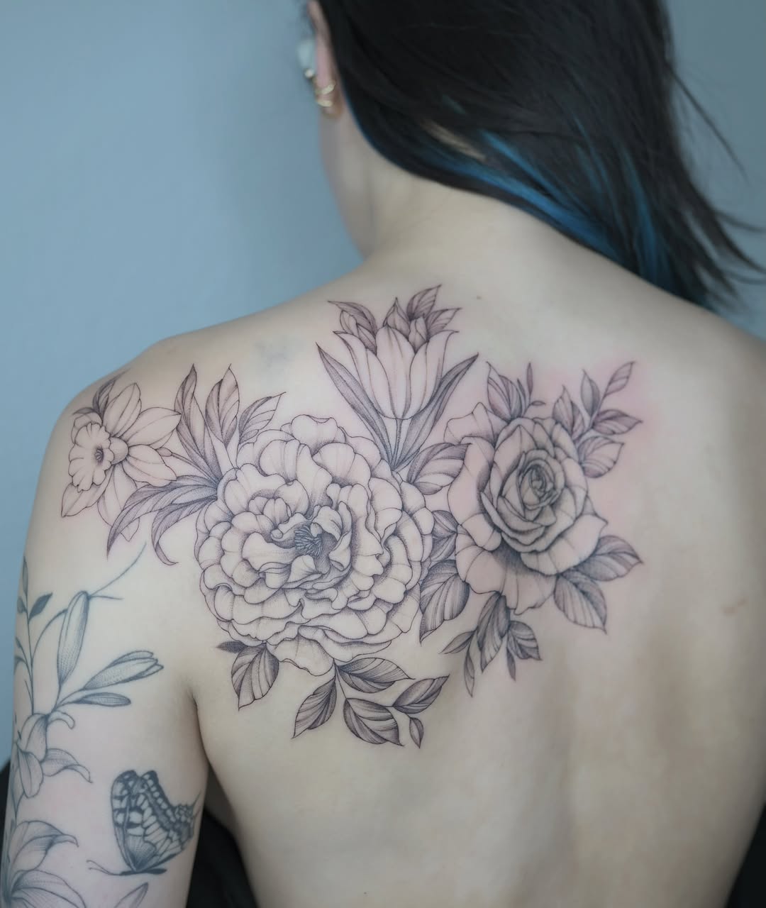 Floral bouquet black and grey tattoo on the back by Seattle tattoo artist-Mia