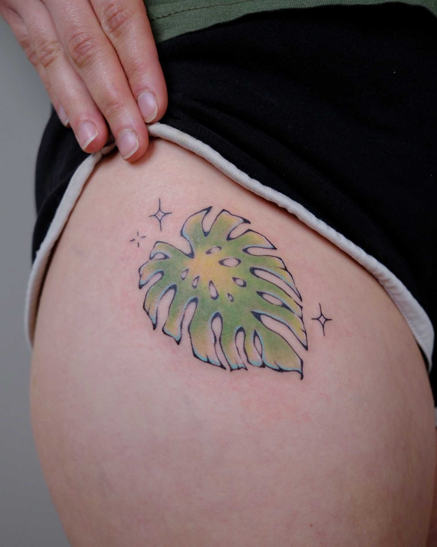 Monstera leaf dotwork tattoo on the thigh by ââŪ. Ý ðķðð―ððð âðĶđËâ seattle tattoo artist, Seattle, Washington