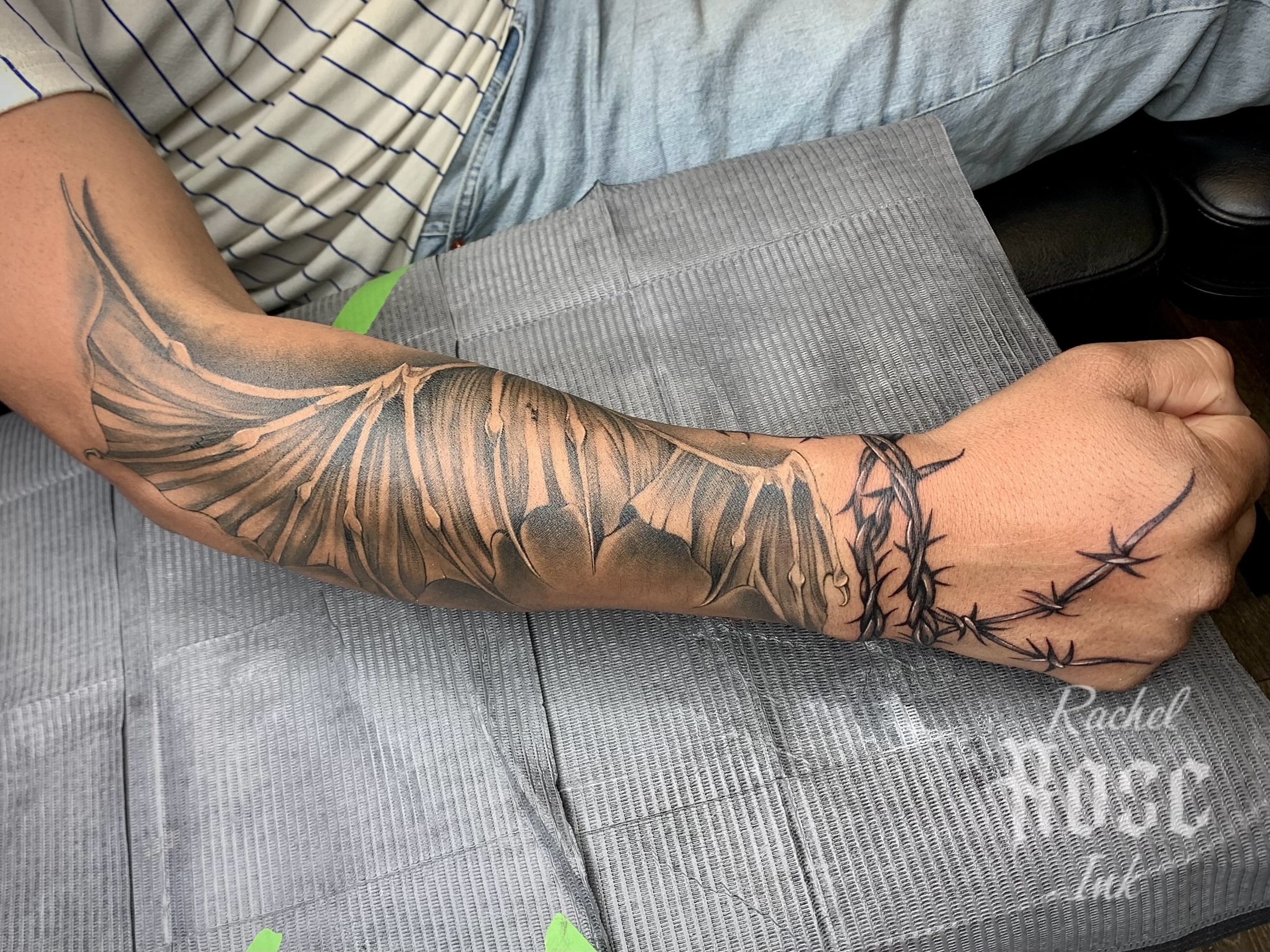 Barbed wire and skull realism tattoo on the forearm by 𝑅𝒶𝒸𝒽𝑒𝓁 𝑅𝑜𝓈𝑒 🌹