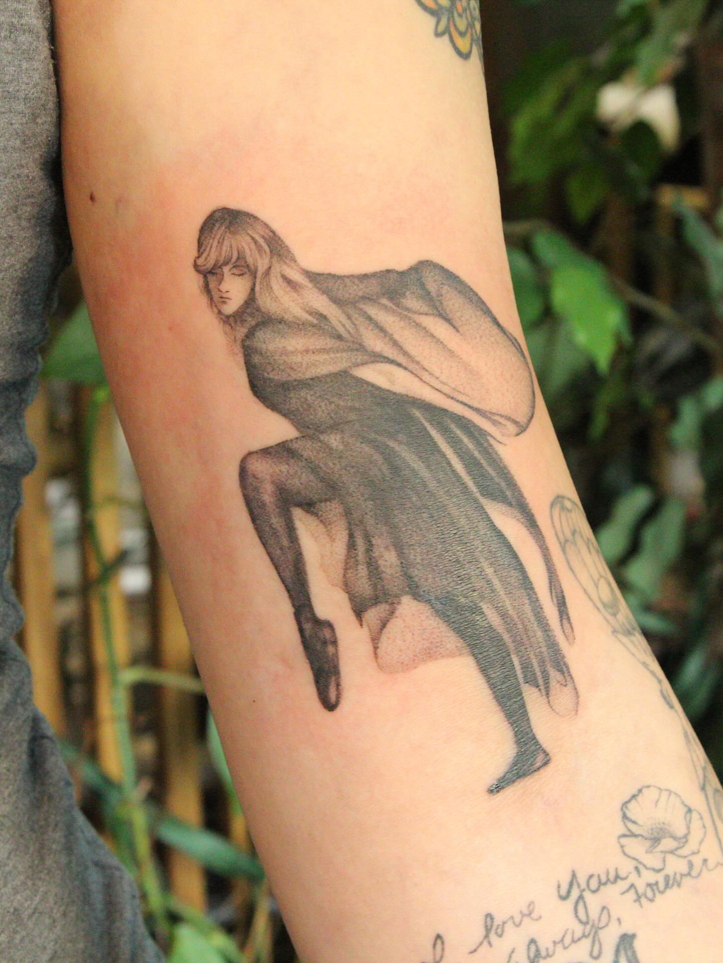 Angelic figure realism tattoo on the forearm by π―π²ππΆπ±π¦π¦π€π’π― π₯ πͺπ¦π π₯π¦π€ππ« π±ππ±π±π¬π¬ ππ―π±π¦π°π± πββ¬