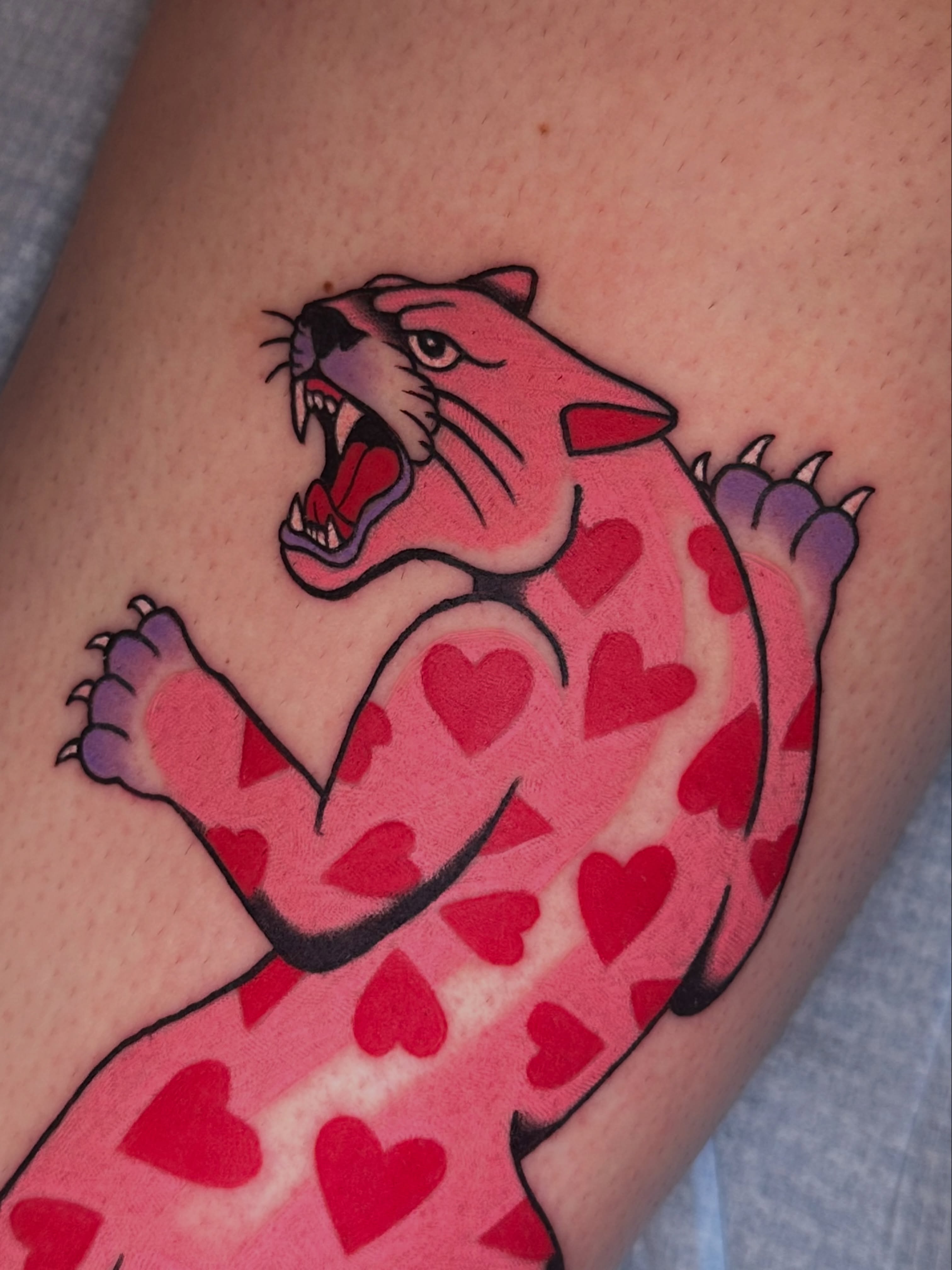 Heart-patterned panther American traditional tattoo on the thigh by 𝔪𝔞𝔩𝔢𝔯𝔦𝔢 𝔫𝔢𝔳𝔢𝔯𝔪𝔬𝔯𝔢 🐦‍⬛ 𝔫𝔢𝔴 𝔧𝔢𝔯𝔰𝔢𝔶 𝔱𝔞𝔱𝔱𝔬𝔬