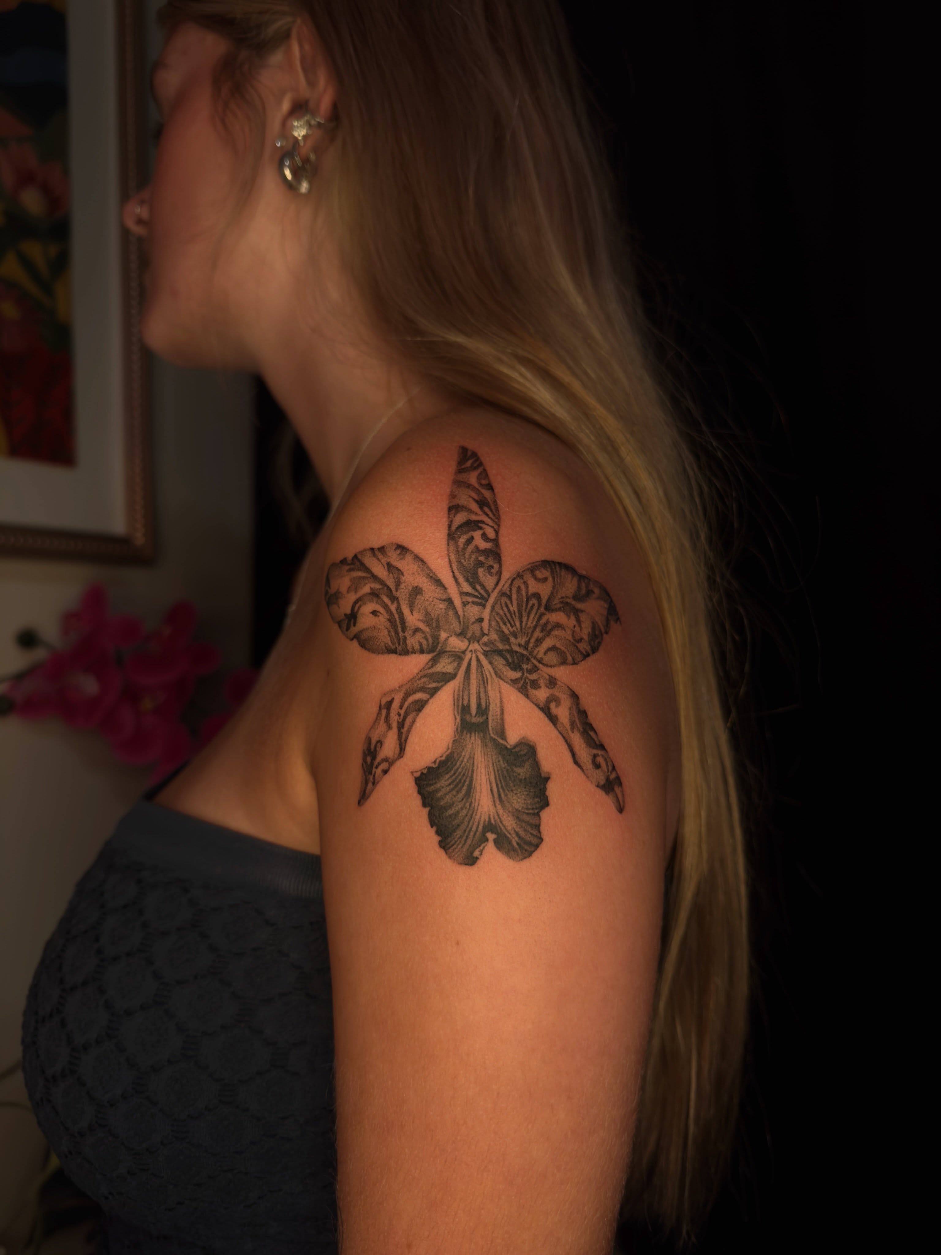 Orchid black and grey tattoo on the shoulder by 𝙷𝚊𝚒𝚕𝚎𝚢 𝙷𝚊𝚛𝚎𝚗 ✯ 𝙽𝙴 𝙾𝚑𝚒𝚘 𝚃𝚊𝚝𝚝𝚘𝚘 𝙰𝚛𝚝𝚒𝚜𝚝