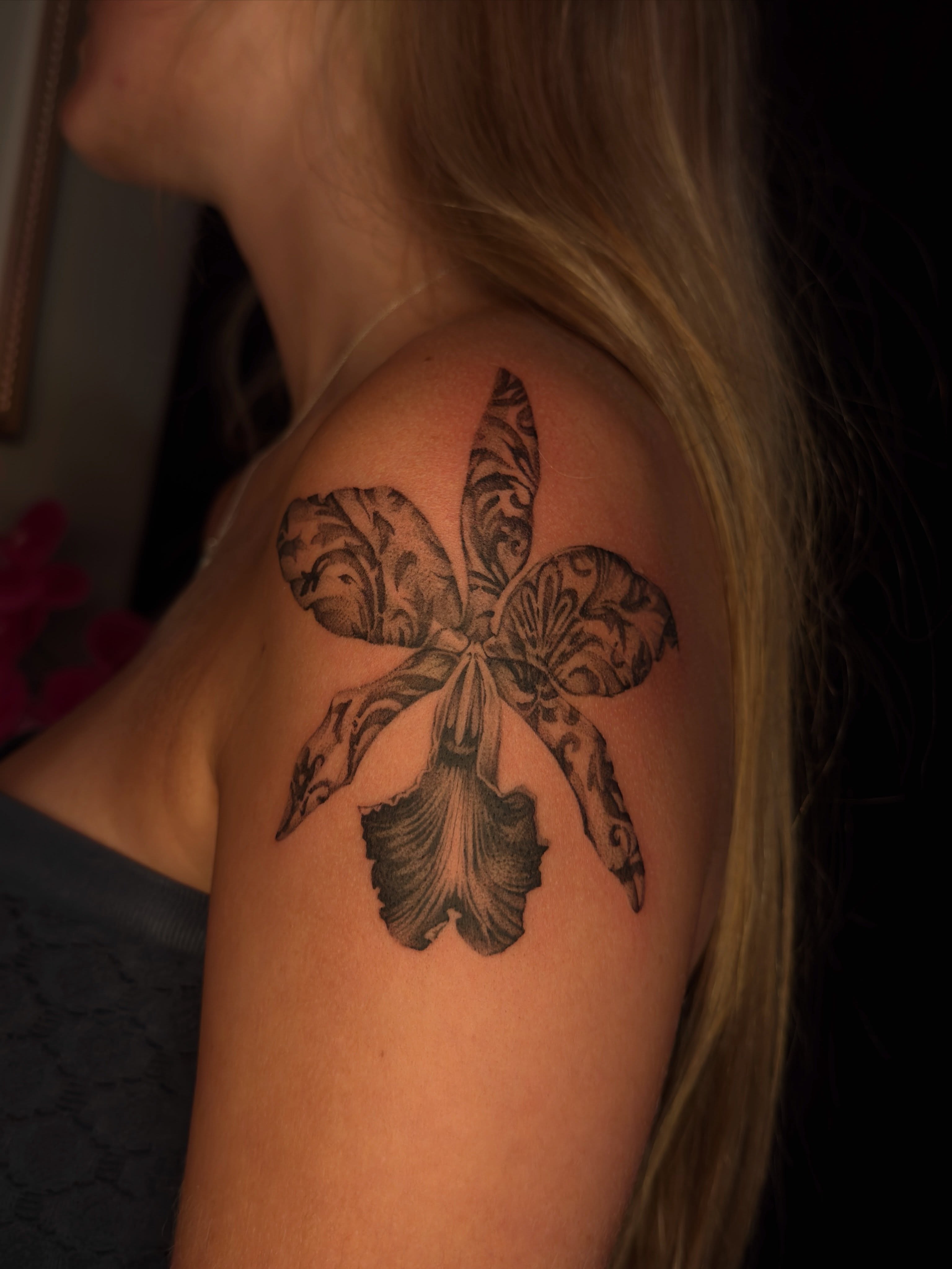 Iris black and grey tattoo on the shoulder by 𝙷𝚊𝚒𝚕𝚎𝚢 𝙷𝚊𝚛𝚎𝚗 ✯ 𝙽𝙴 𝙾𝚑𝚒𝚘 𝚃𝚊𝚝𝚝𝚘𝚘 𝙰𝚛𝚝𝚒𝚜𝚝
