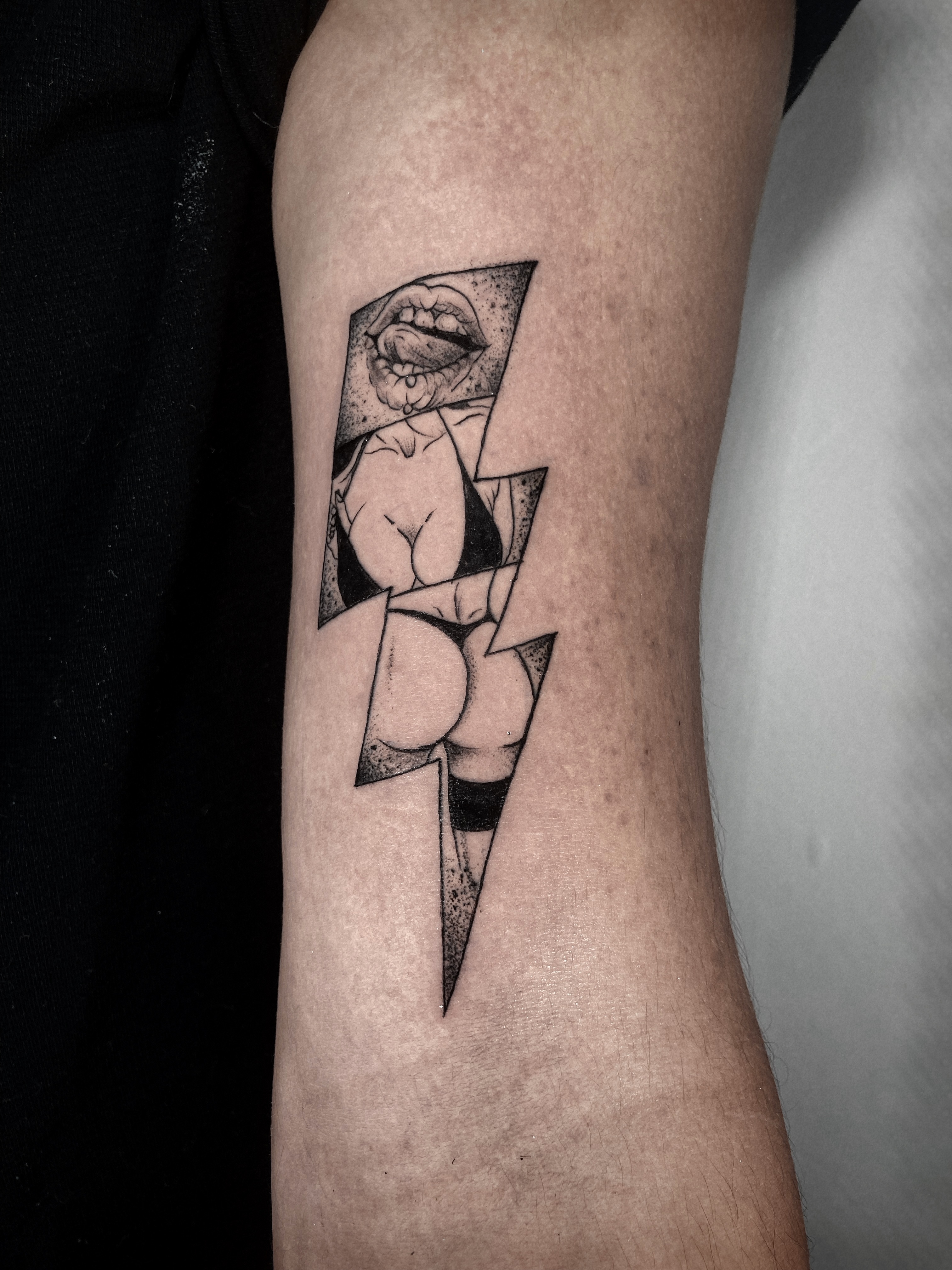 Lightning bolt geometric tattoo on the forearm by Alvaro