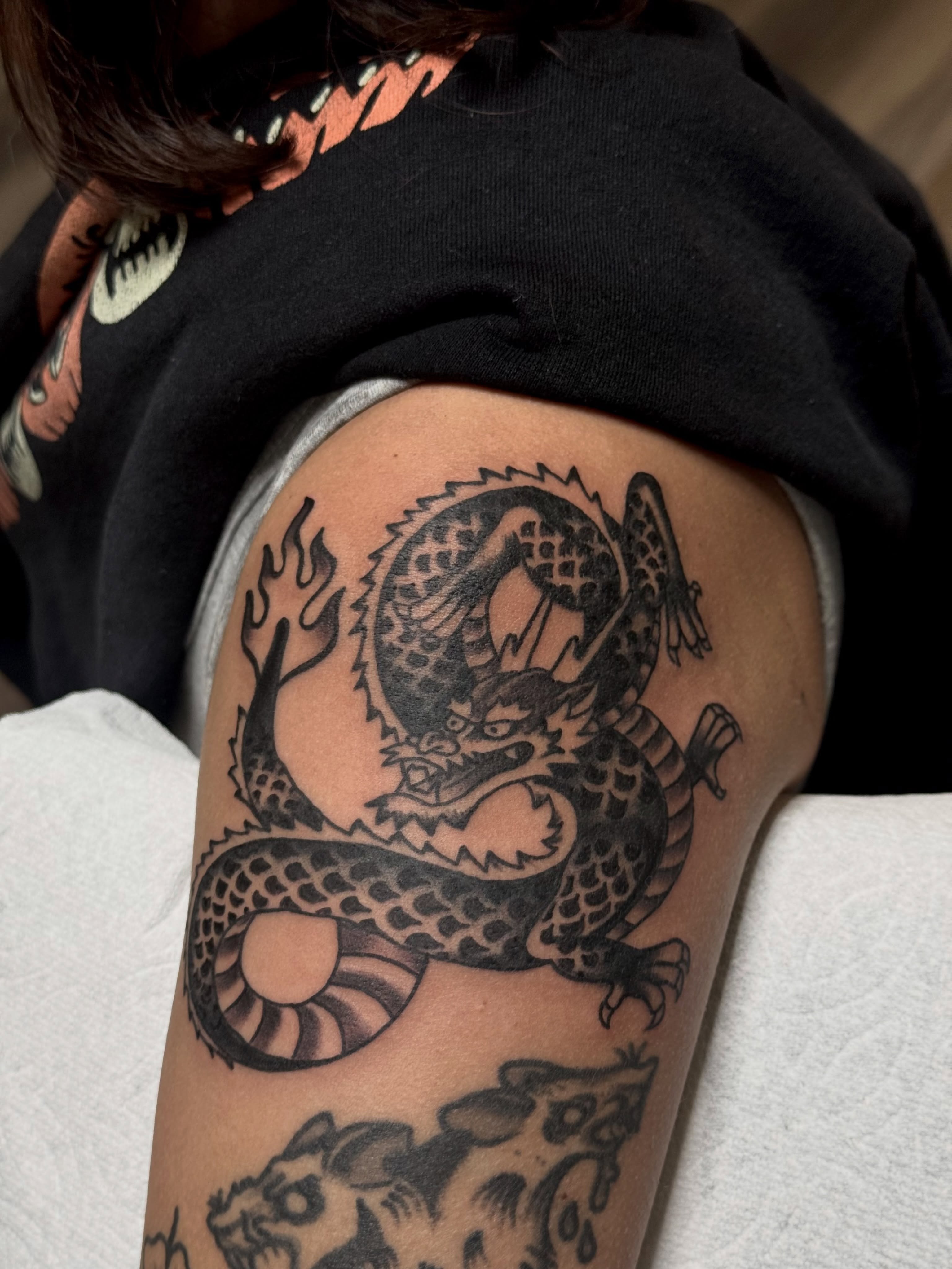 Dragon black and grey tattoo on the shoulder by San Diego Tattoo Artist - 𝔍𝔞𝔠𝔬𝔟 𝔓𝔞𝔫𝔦𝔞𝔤𝔲𝔞