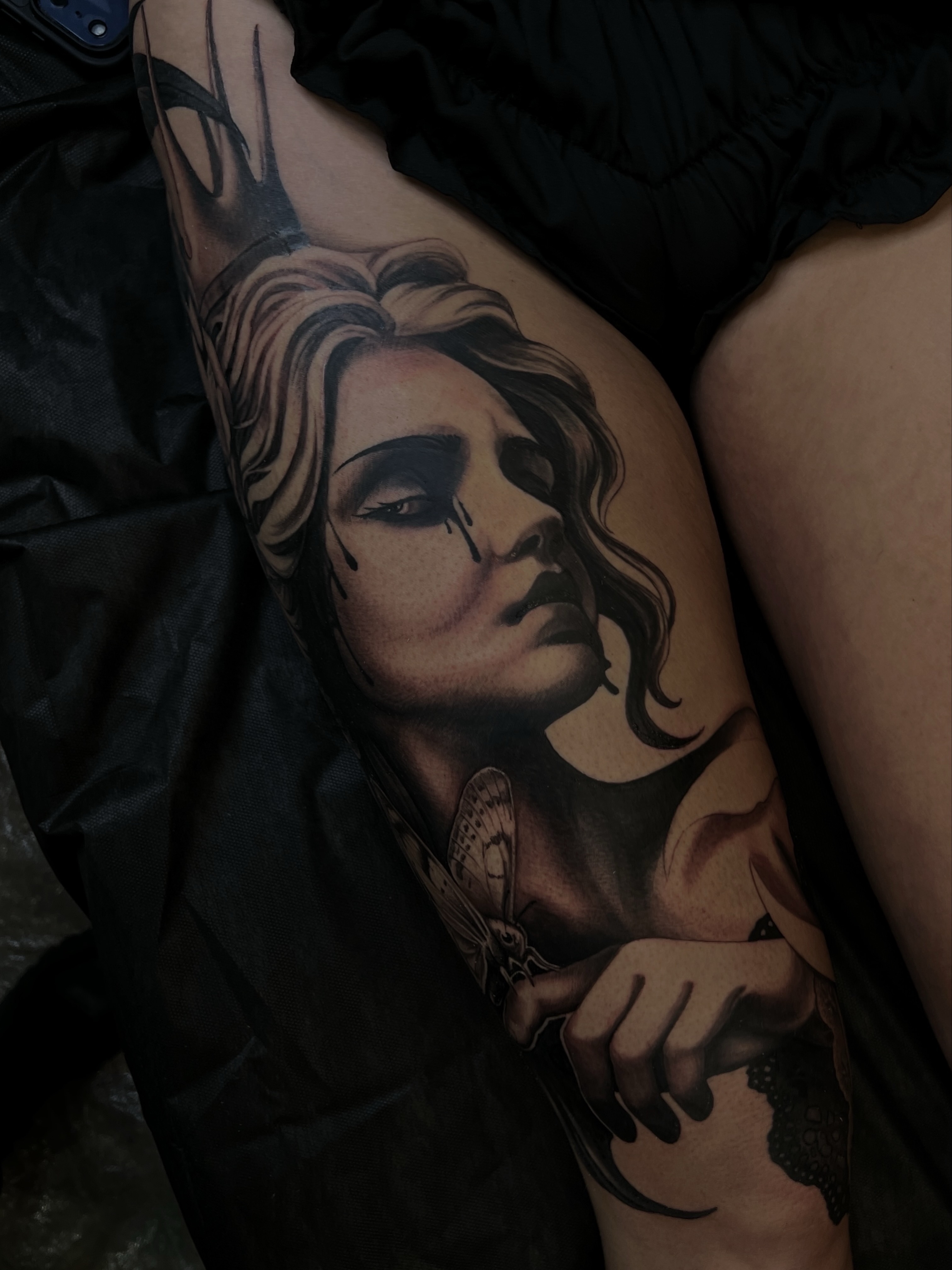 Woman with bird realism tattoo on the thigh by Tattoo Artist Mimzi PMA