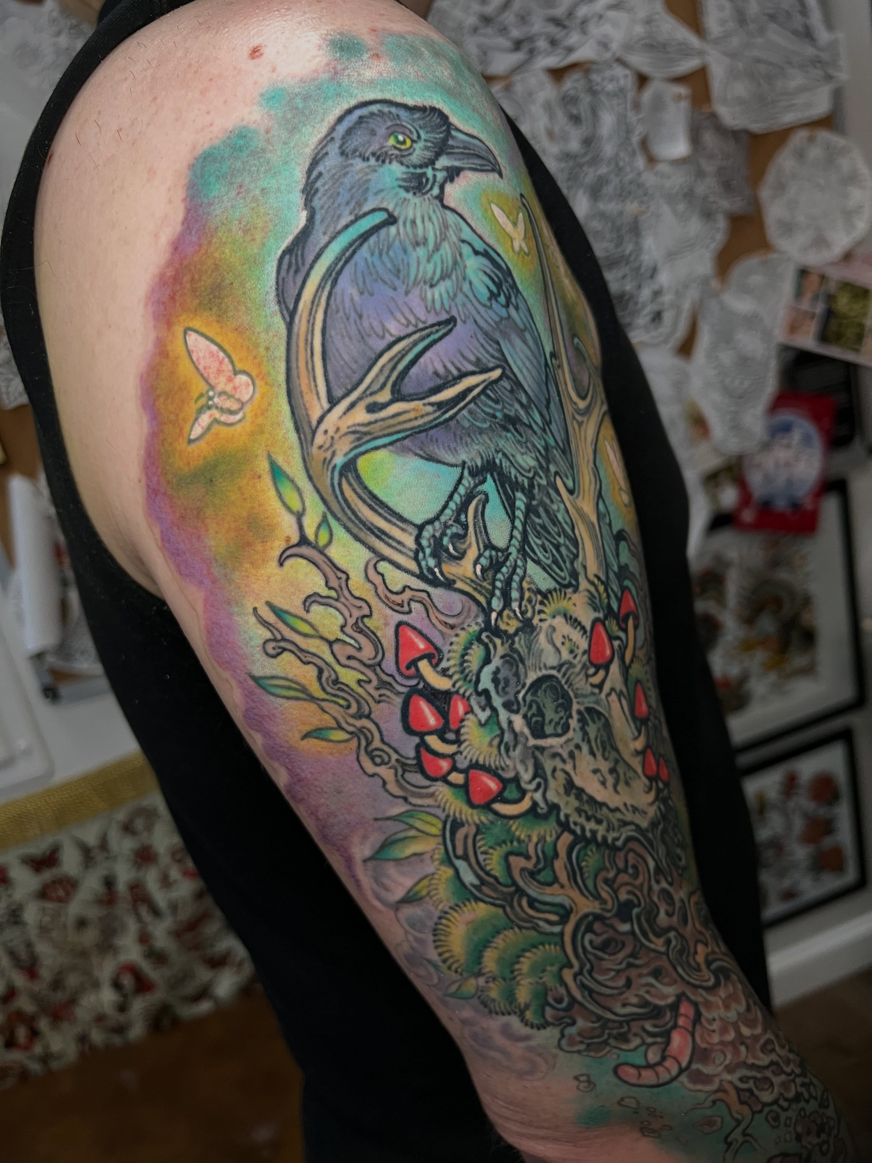 Raven and skull new school tattoo on the forearm by Fredd Chino